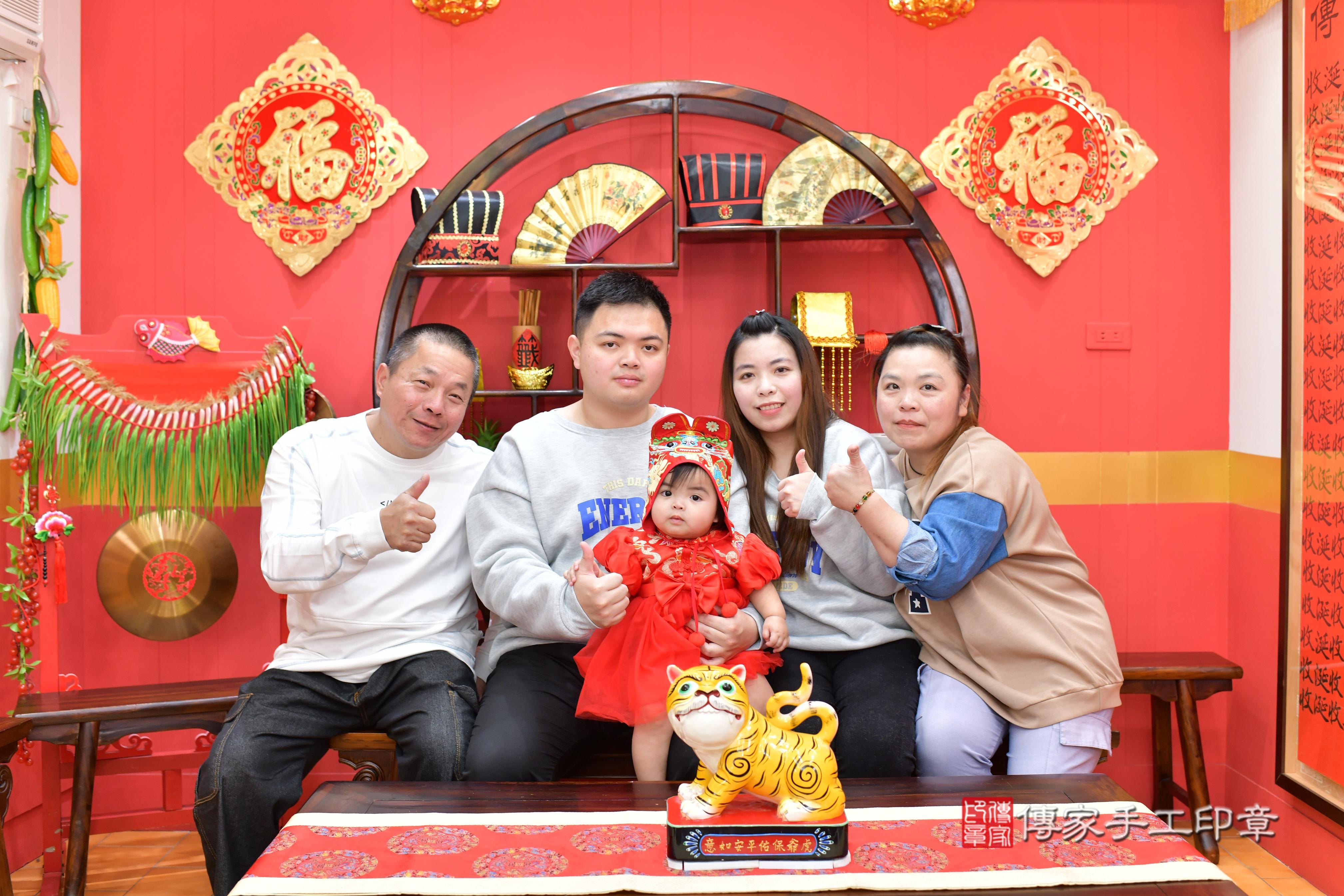 傳家手工印章桃園店、抓周、度脺、中國風會場、傳家嬰兒古禮、吉祥話、抓周道具物品24種、拍照。抓周證書。寶寶抓周、滿周歲、生日快樂、祝福