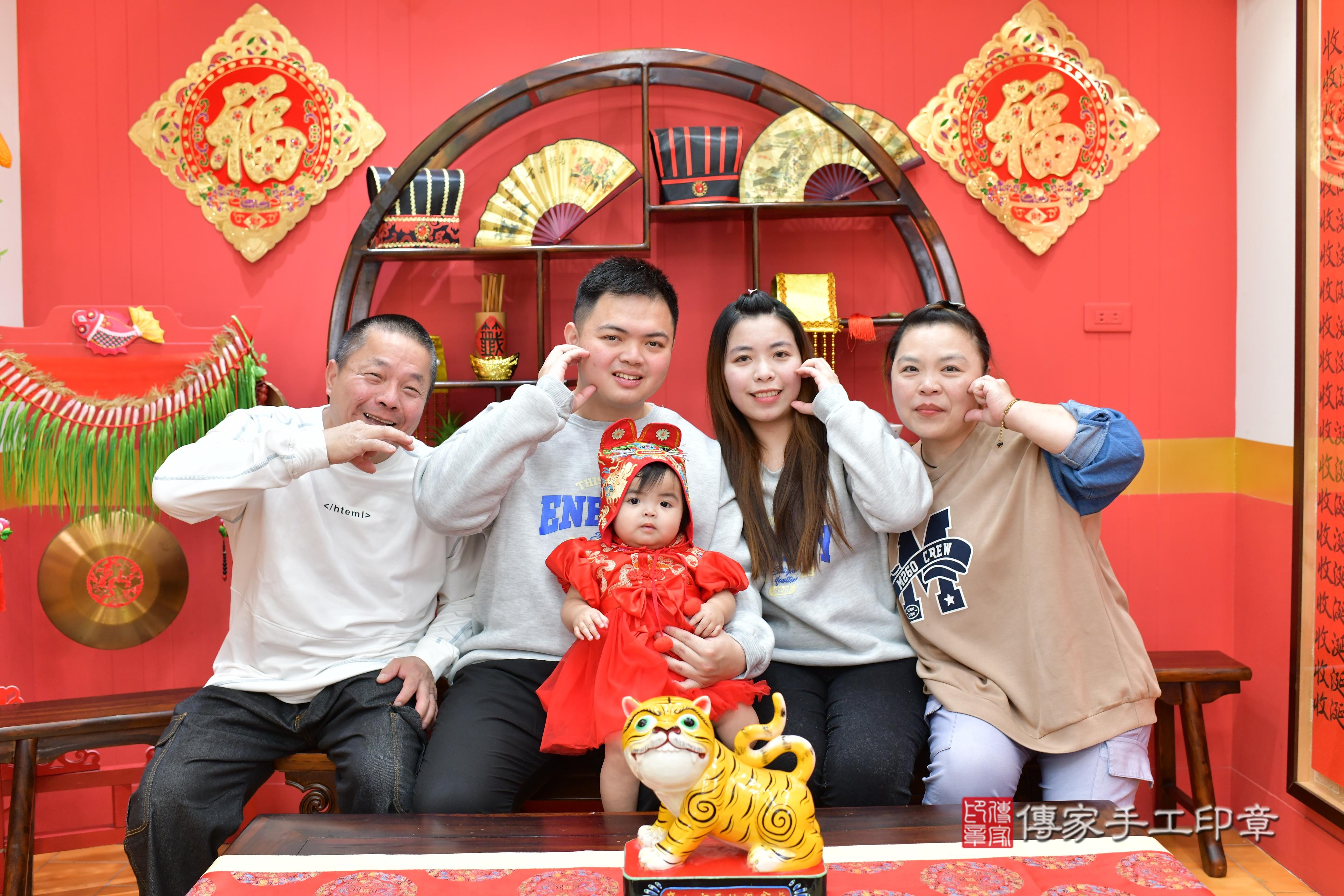 傳家手工印章桃園店、抓周、度脺、中國風會場、傳家嬰兒古禮、吉祥話、抓周道具物品24種、拍照。抓周證書。寶寶抓周、滿周歲、生日快樂、祝福