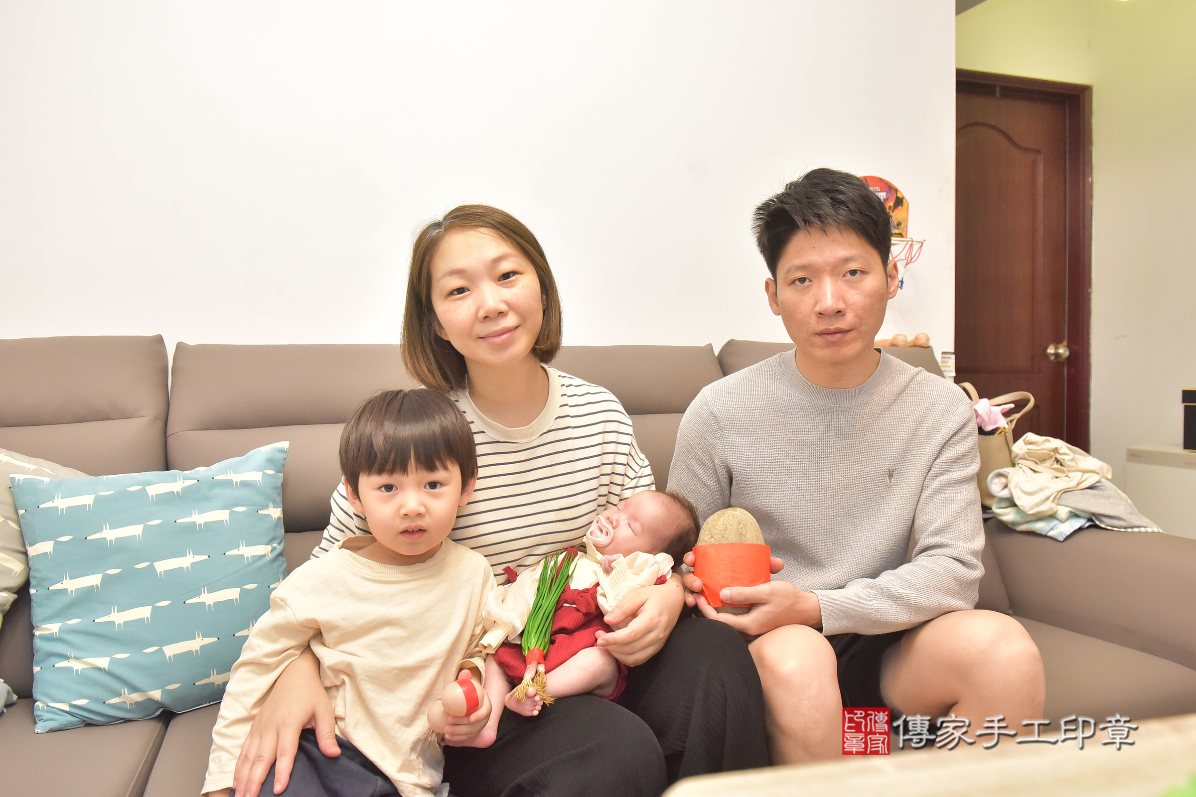 晴晴寶寶(台中市北屯區到府嬰兒晴晴寶寶滿月剃頭理髮、到府嬰兒剃胎毛儀式吉祥話)。到府剃頭剃胎毛主持、專業拍照、證書。★購買「臍帶章、肚臍章、胎毛筆刷印章」贈送：剃頭、收涎、抓周，三選一。2025.3.8，照片5