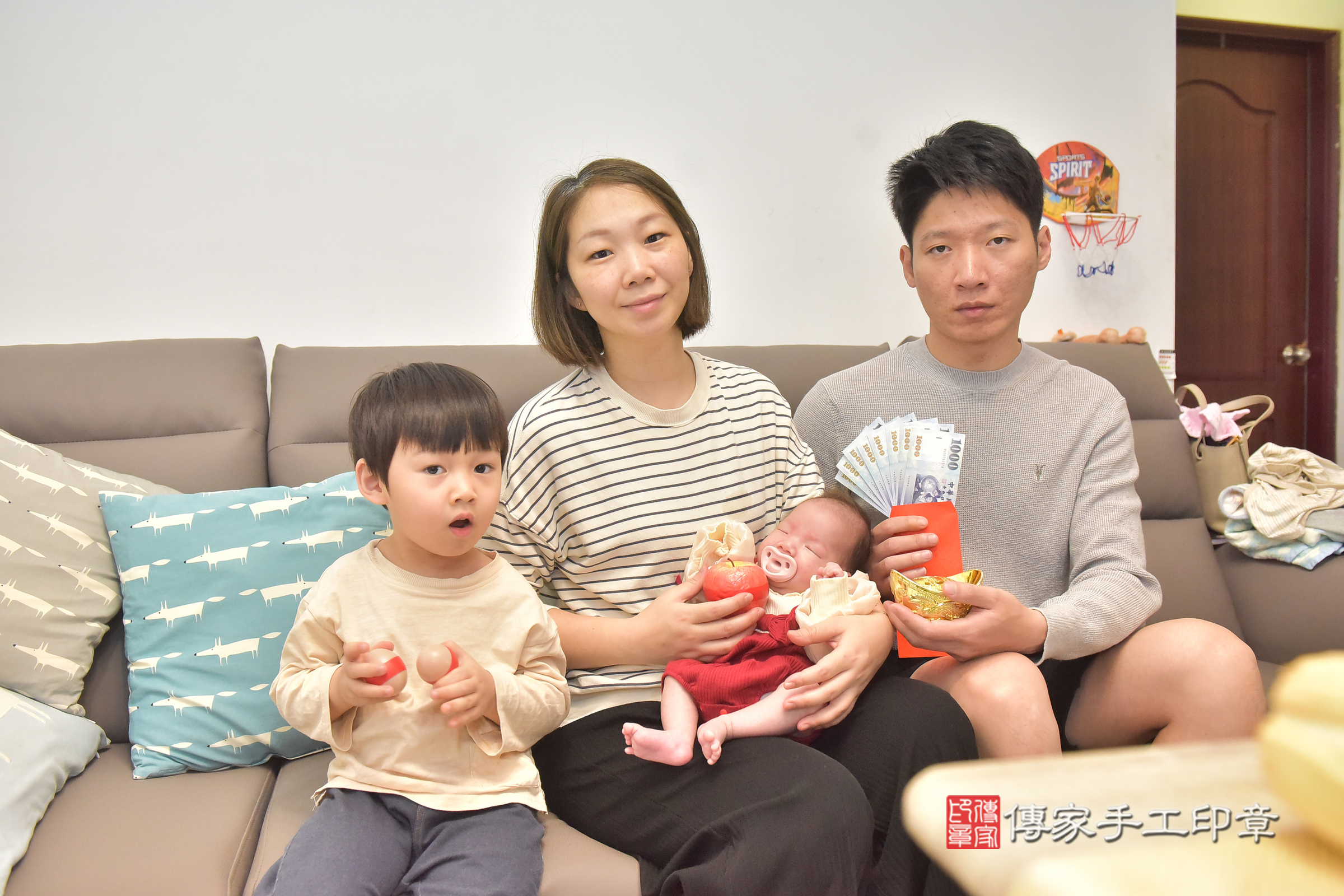 晴晴寶寶(台中市北屯區到府嬰兒晴晴寶寶滿月剃頭理髮、到府嬰兒剃胎毛儀式吉祥話)。到府剃頭剃胎毛主持、專業拍照、證書。★購買「臍帶章、肚臍章、胎毛筆刷印章」贈送：剃頭、收涎、抓周，三選一。2025.3.8，照片6