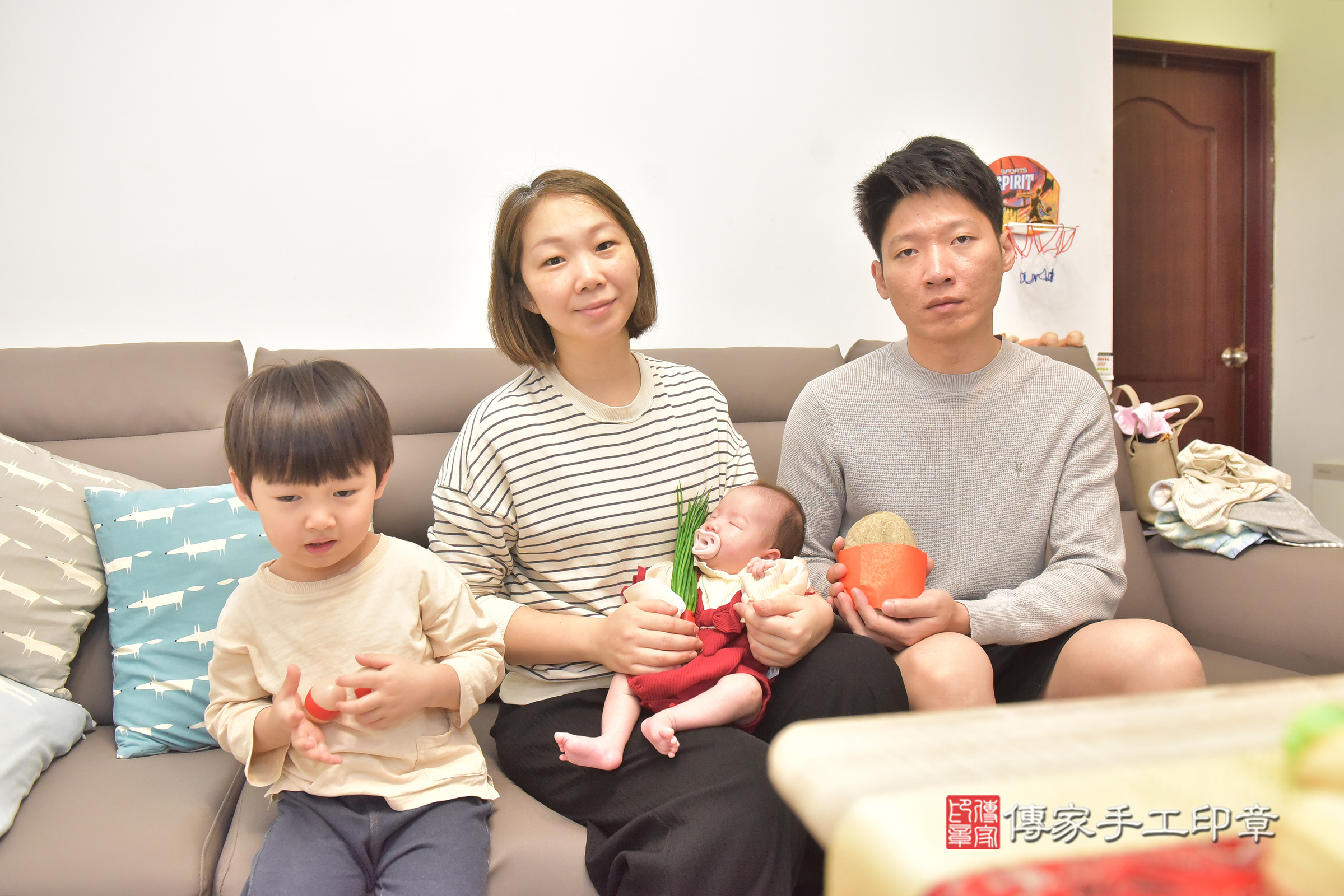 晴晴寶寶(台中市北屯區到府嬰兒晴晴寶寶滿月剃頭理髮、到府嬰兒剃胎毛儀式吉祥話)。到府剃頭剃胎毛主持、專業拍照、證書。★購買「臍帶章、肚臍章、胎毛筆刷印章」贈送：剃頭、收涎、抓周，三選一。2025.3.8，照片4