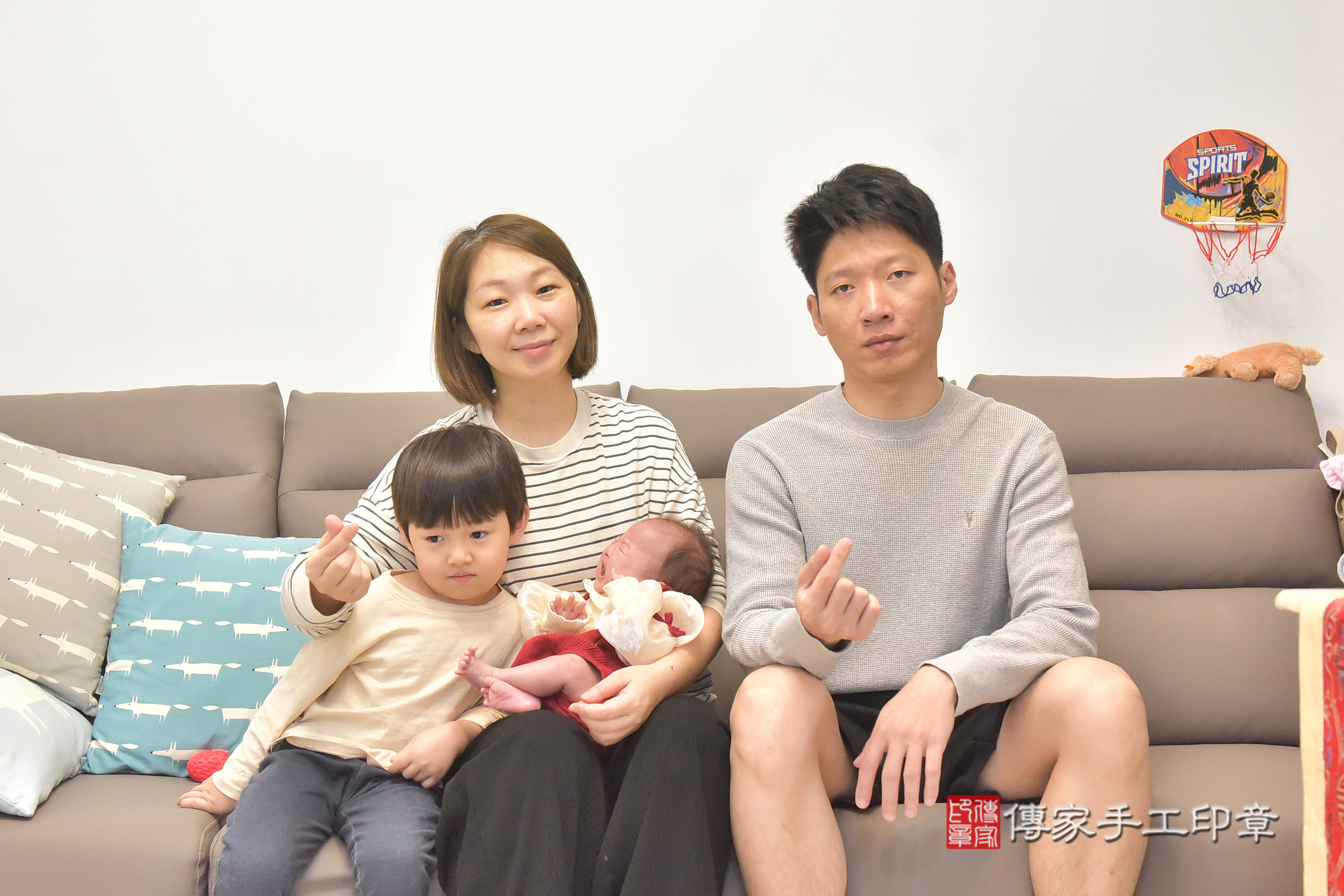 晴晴寶寶(台中市北屯區到府嬰兒晴晴寶寶滿月剃頭理髮、到府嬰兒剃胎毛儀式吉祥話)。到府剃頭剃胎毛主持、專業拍照、證書。★購買「臍帶章、肚臍章、胎毛筆刷印章」贈送：剃頭、收涎、抓周，三選一。2025.3.8，照片2