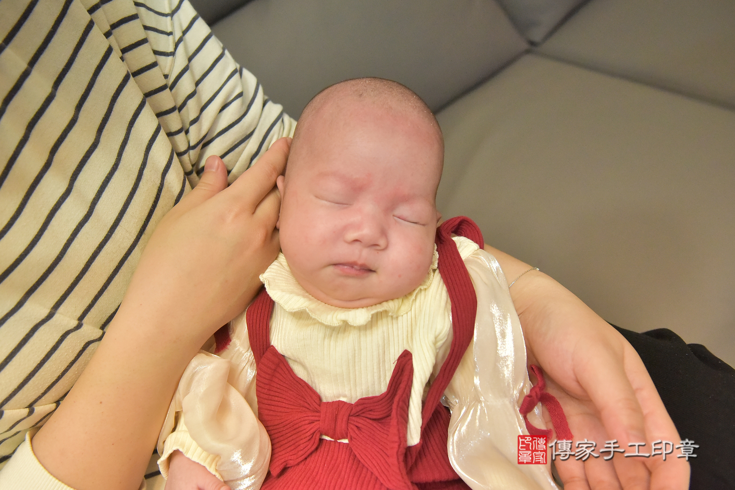 晴晴寶寶(台中市北屯區到府嬰兒晴晴寶寶滿月剃頭理髮、到府嬰兒剃胎毛儀式吉祥話)。到府剃頭剃胎毛主持、專業拍照、證書。★購買「臍帶章、肚臍章、胎毛筆刷印章」贈送：剃頭、收涎、抓周，三選一。2025.3.8，照片8