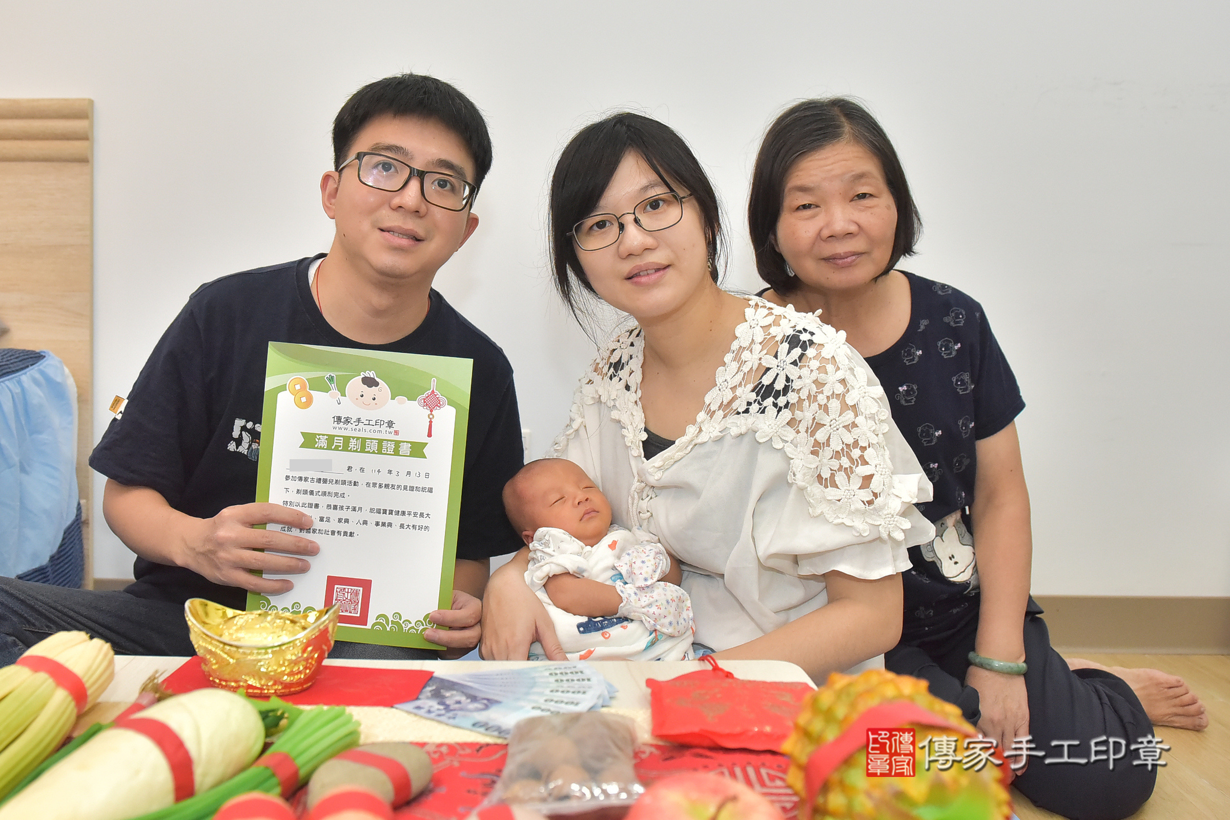 翔翔寶寶(台中市東區到府嬰兒翔翔寶寶滿月剃頭理髮、到府嬰兒剃胎毛儀式吉祥話)。到府剃頭剃胎毛主持、專業拍照、證書。★購買「臍帶章、肚臍章、胎毛筆刷印章」贈送：剃頭、收涎、抓周，三選一。2025.3.13，照片11