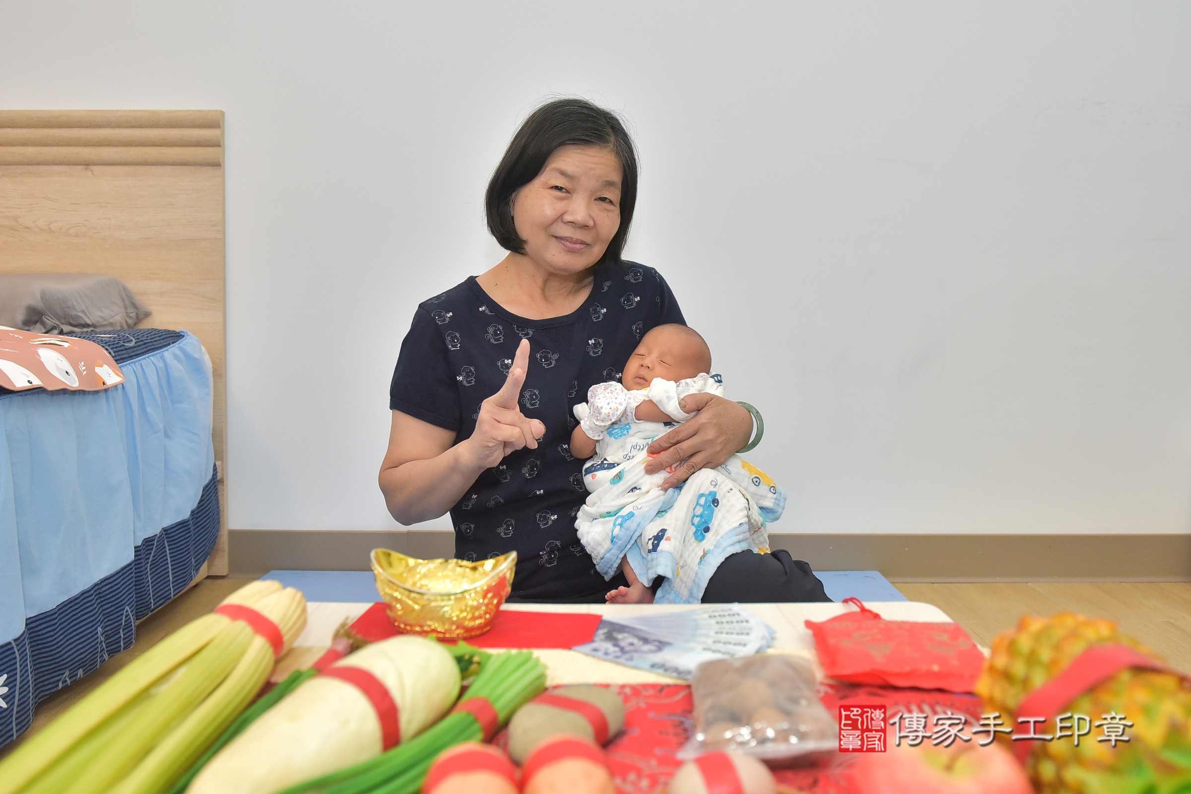 翔翔寶寶(台中市東區到府嬰兒翔翔寶寶滿月剃頭理髮、到府嬰兒剃胎毛儀式吉祥話)。到府剃頭剃胎毛主持、專業拍照、證書。★購買「臍帶章、肚臍章、胎毛筆刷印章」贈送：剃頭、收涎、抓周，三選一。2025.3.13，照片9