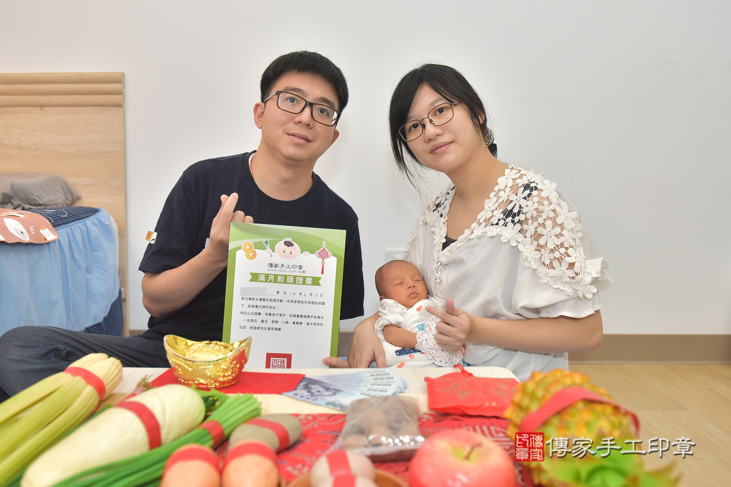 翔翔寶寶(台中市東區到府嬰兒翔翔寶寶滿月剃頭理髮、到府嬰兒剃胎毛儀式吉祥話)。到府剃頭剃胎毛主持、專業拍照、證書。★購買「臍帶章、肚臍章、胎毛筆刷印章」贈送：剃頭、收涎、抓周，三選一。2025.3.13，照片10