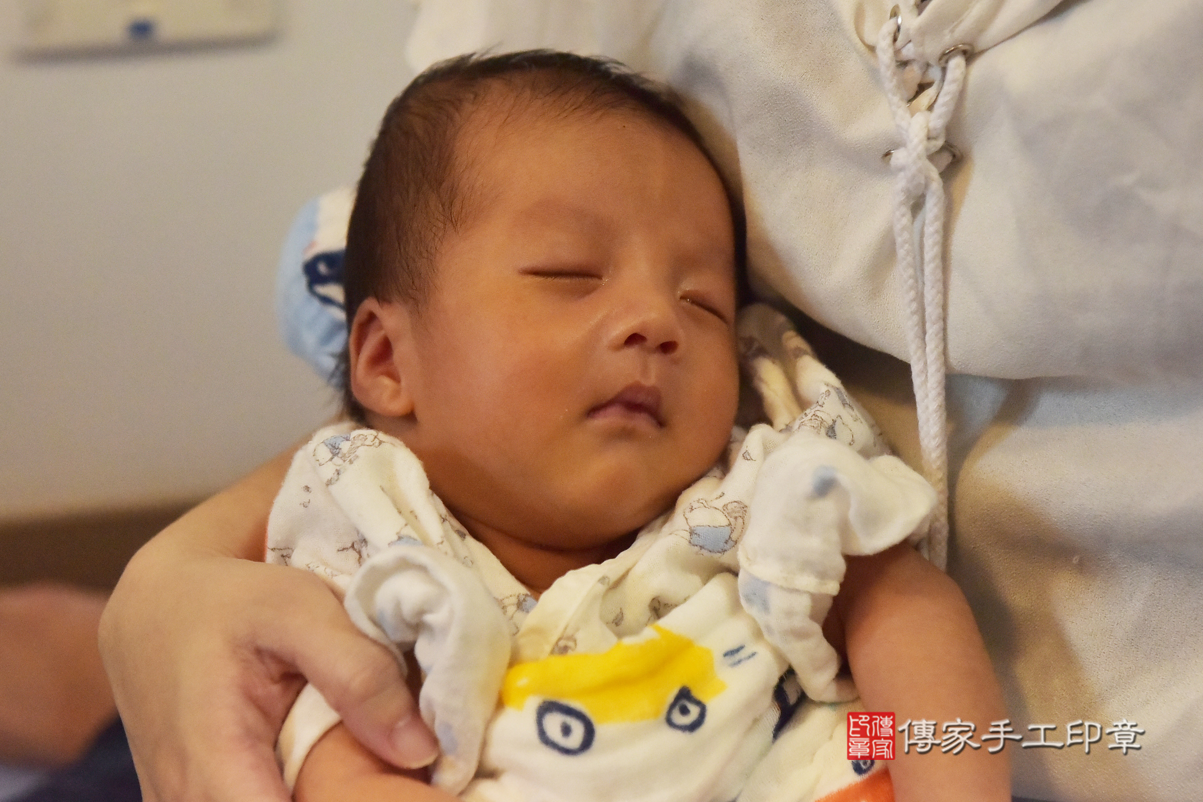 翔翔寶寶(台中市東區到府嬰兒翔翔寶寶滿月剃頭理髮、到府嬰兒剃胎毛儀式吉祥話)。到府剃頭剃胎毛主持、專業拍照、證書。★購買「臍帶章、肚臍章、胎毛筆刷印章」贈送：剃頭、收涎、抓周，三選一。2025.3.13，照片7