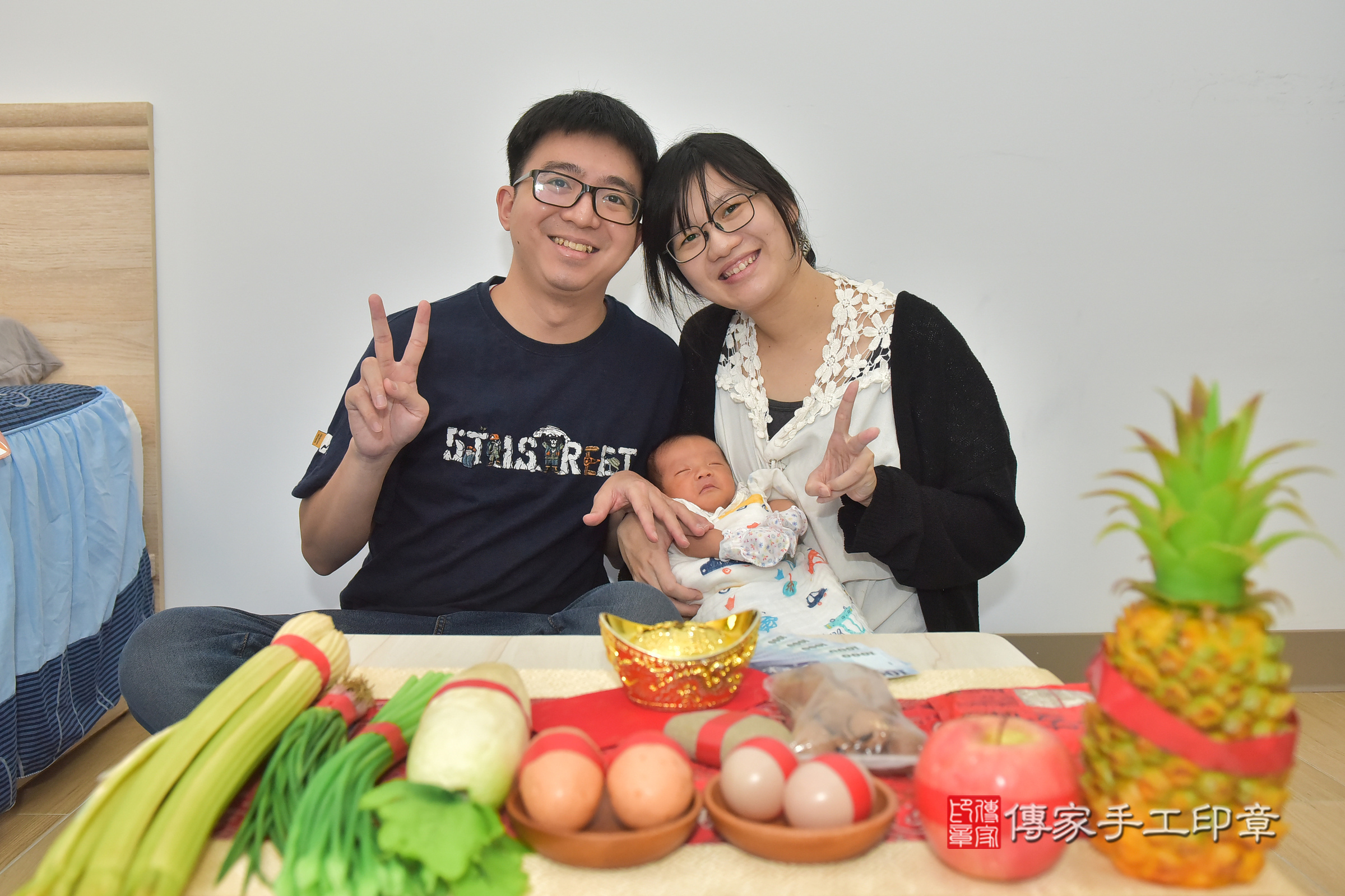 翔翔寶寶(台中市東區到府嬰兒翔翔寶寶滿月剃頭理髮、到府嬰兒剃胎毛儀式吉祥話)。到府剃頭剃胎毛主持、專業拍照、證書。★購買「臍帶章、肚臍章、胎毛筆刷印章」贈送：剃頭、收涎、抓周，三選一。2025.3.13，照片3