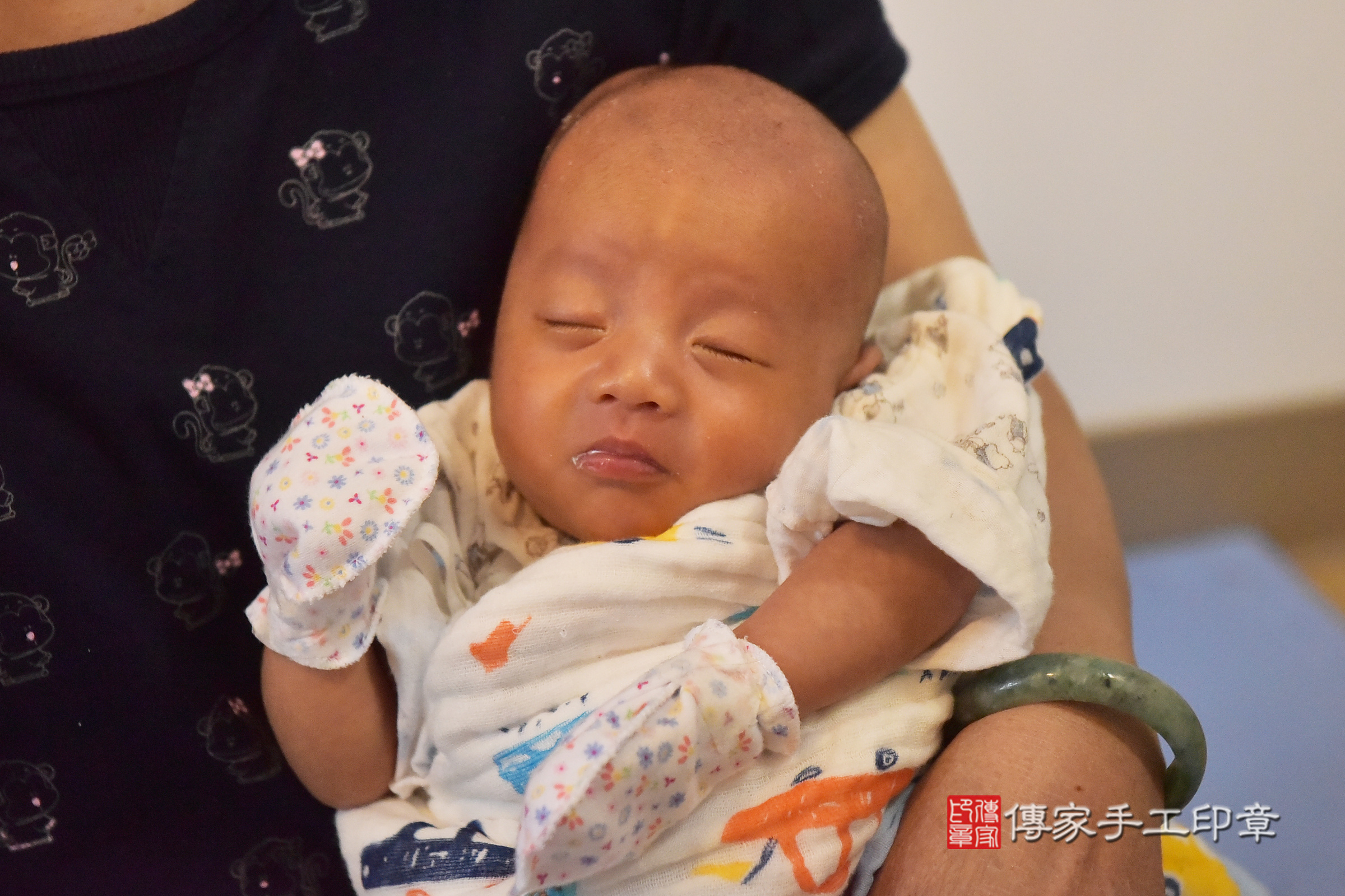 翔翔寶寶(台中市東區到府嬰兒翔翔寶寶滿月剃頭理髮、到府嬰兒剃胎毛儀式吉祥話)。到府剃頭剃胎毛主持、專業拍照、證書。★購買「臍帶章、肚臍章、胎毛筆刷印章」贈送：剃頭、收涎、抓周，三選一。2025.3.13，照片8