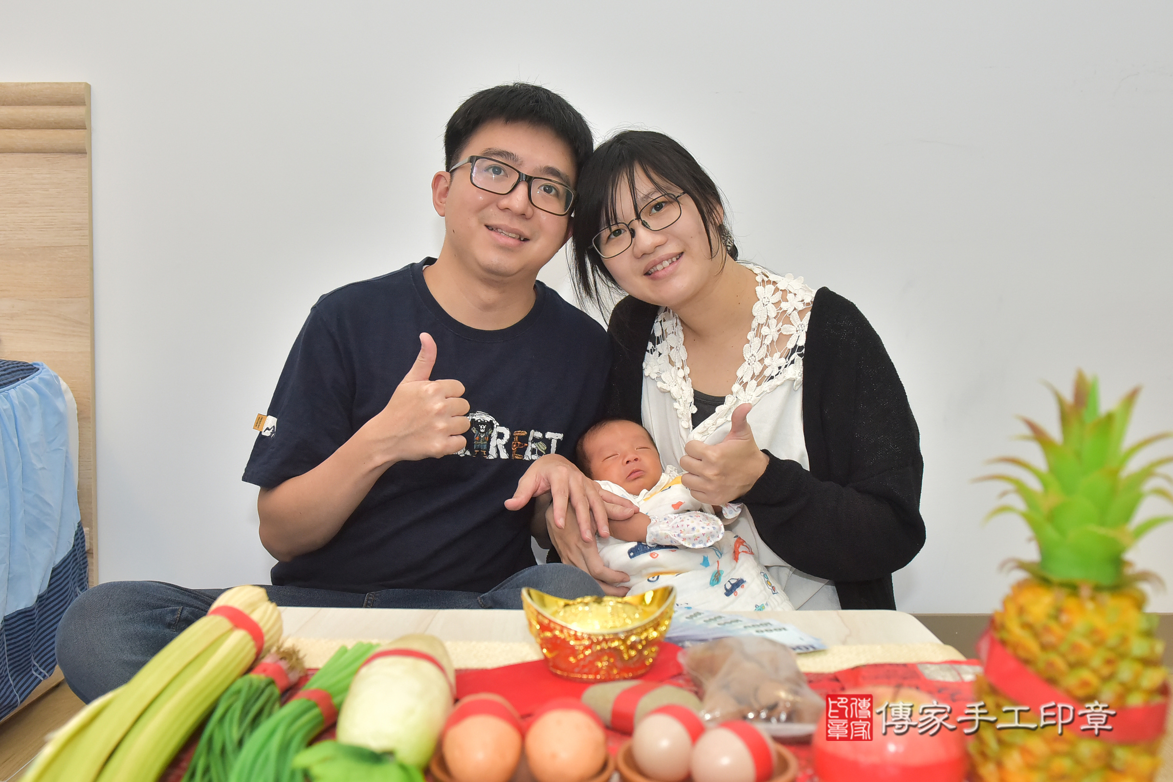 翔翔寶寶(台中市東區到府嬰兒翔翔寶寶滿月剃頭理髮、到府嬰兒剃胎毛儀式吉祥話)。到府剃頭剃胎毛主持、專業拍照、證書。★購買「臍帶章、肚臍章、胎毛筆刷印章」贈送：剃頭、收涎、抓周，三選一。2025.3.13，照片2