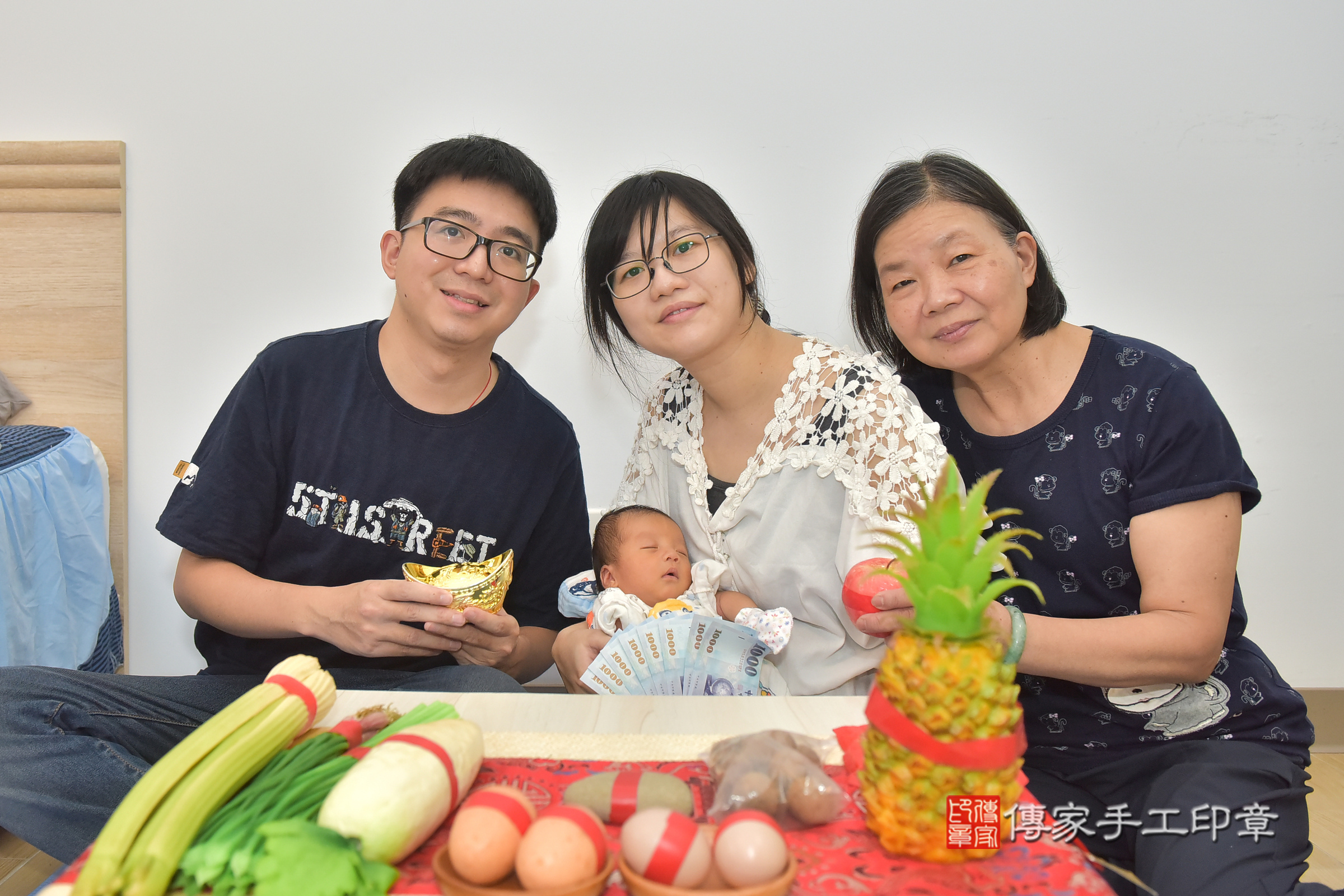 翔翔寶寶(台中市東區到府嬰兒翔翔寶寶滿月剃頭理髮、到府嬰兒剃胎毛儀式吉祥話)。到府剃頭剃胎毛主持、專業拍照、證書。★購買「臍帶章、肚臍章、胎毛筆刷印章」贈送：剃頭、收涎、抓周，三選一。2025.3.13，照片6