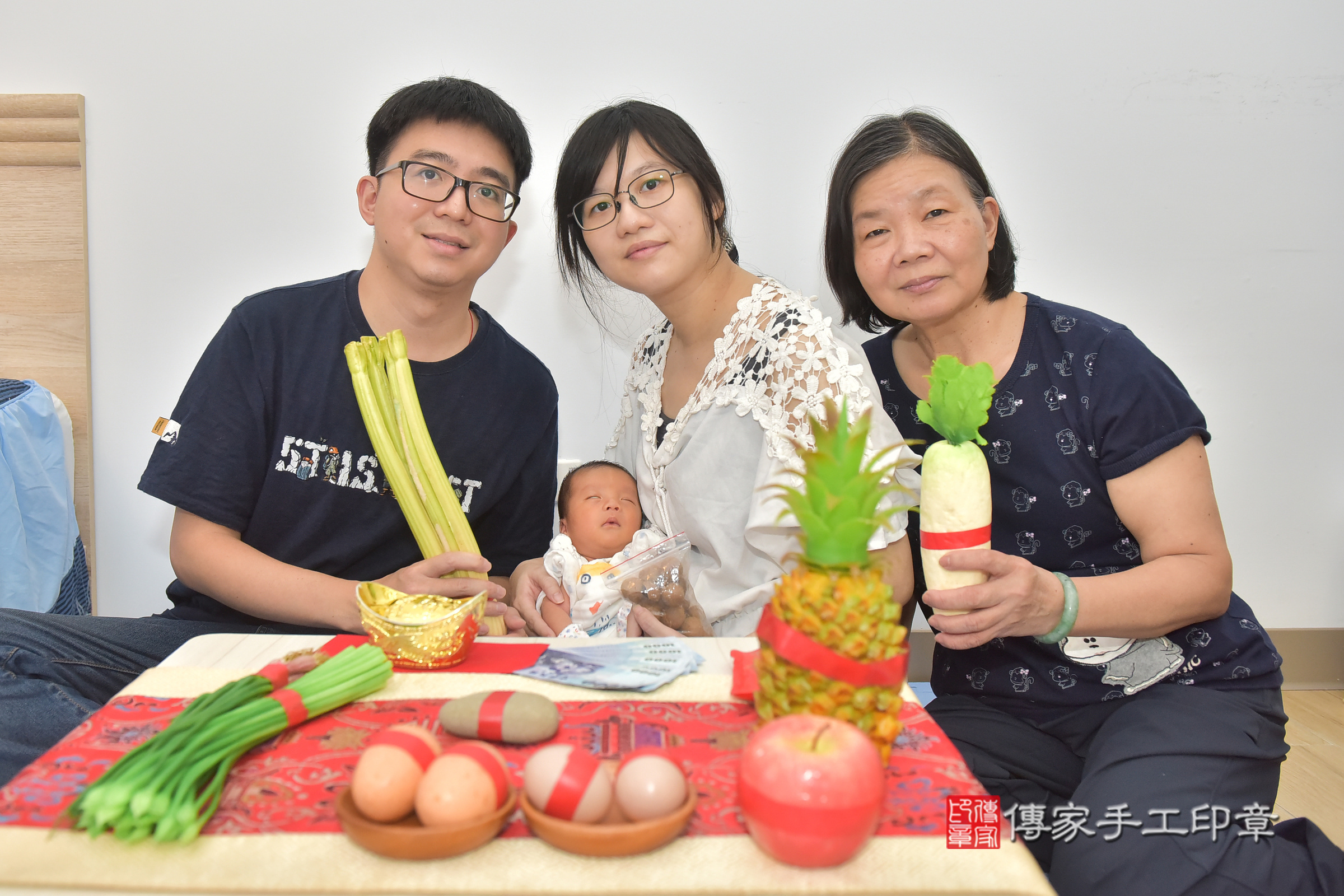 翔翔寶寶(台中市東區到府嬰兒翔翔寶寶滿月剃頭理髮、到府嬰兒剃胎毛儀式吉祥話)。到府剃頭剃胎毛主持、專業拍照、證書。★購買「臍帶章、肚臍章、胎毛筆刷印章」贈送：剃頭、收涎、抓周，三選一。2025.3.13，照片5