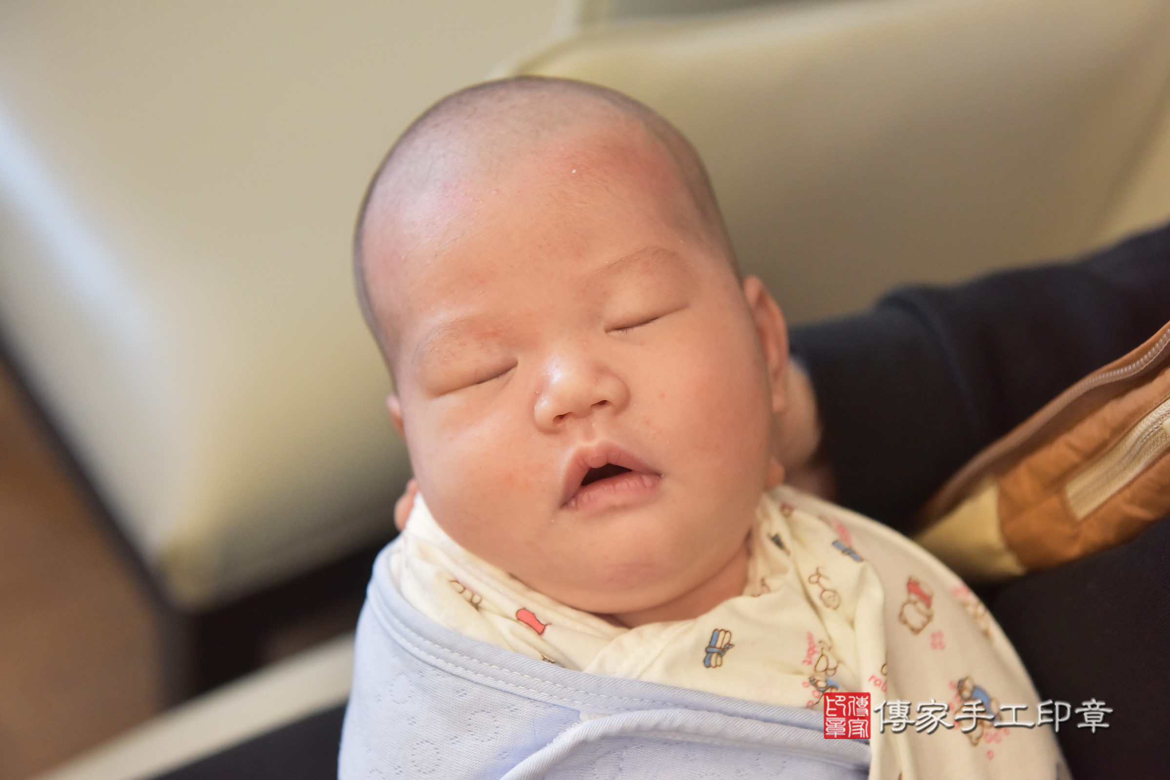 孟孟寶寶(台中市南區到府嬰兒孟孟寶寶滿月剃頭理髮、到府嬰兒剃胎毛儀式吉祥話)。到府剃頭剃胎毛主持、專業拍照、證書。★購買「臍帶章、肚臍章、胎毛筆刷印章」贈送：剃頭、收涎、抓周，三選一。2025.3.19，照片10