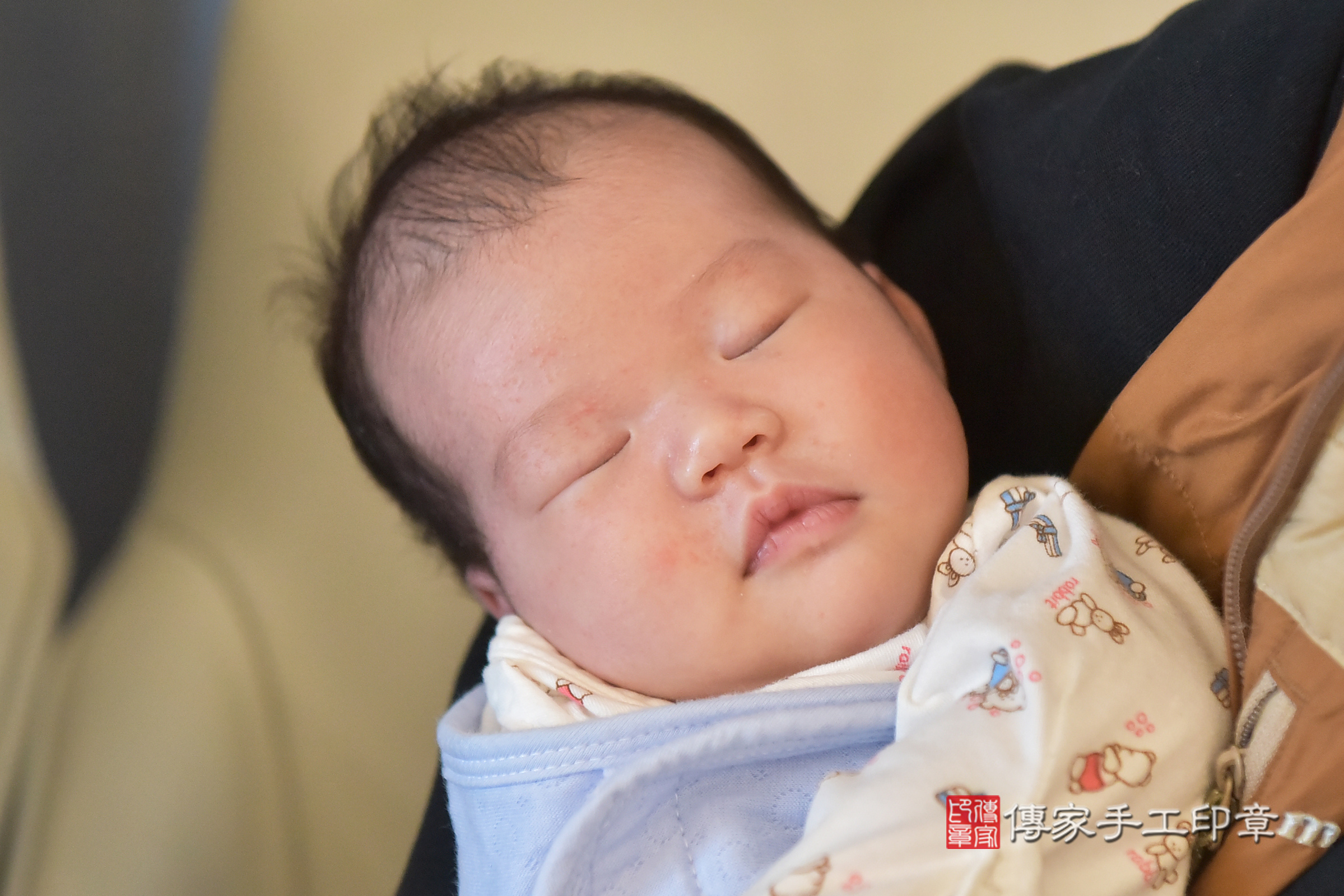 孟孟寶寶(台中市南區到府嬰兒孟孟寶寶滿月剃頭理髮、到府嬰兒剃胎毛儀式吉祥話)。到府剃頭剃胎毛主持、專業拍照、證書。★購買「臍帶章、肚臍章、胎毛筆刷印章」贈送：剃頭、收涎、抓周，三選一。2025.3.19，照片9
