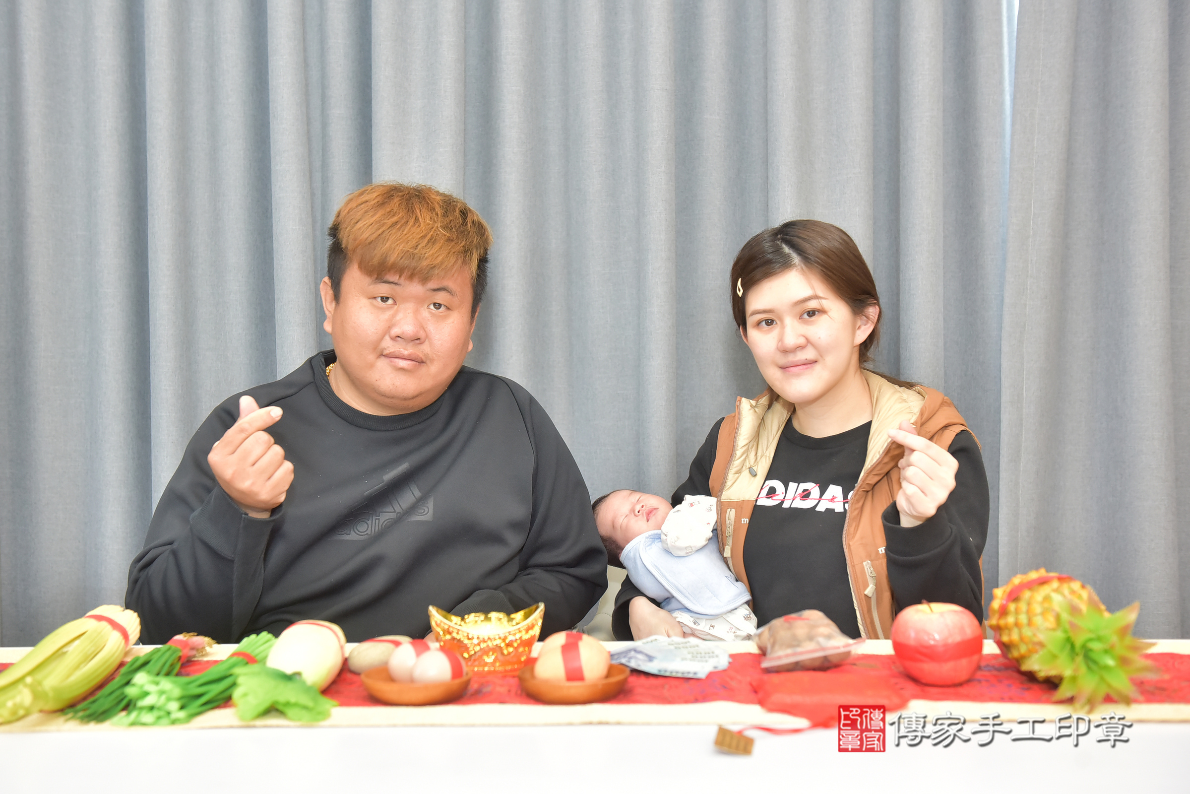 孟孟寶寶(台中市南區到府嬰兒孟孟寶寶滿月剃頭理髮、到府嬰兒剃胎毛儀式吉祥話)。到府剃頭剃胎毛主持、專業拍照、證書。★購買「臍帶章、肚臍章、胎毛筆刷印章」贈送：剃頭、收涎、抓周，三選一。2025.3.19，照片3