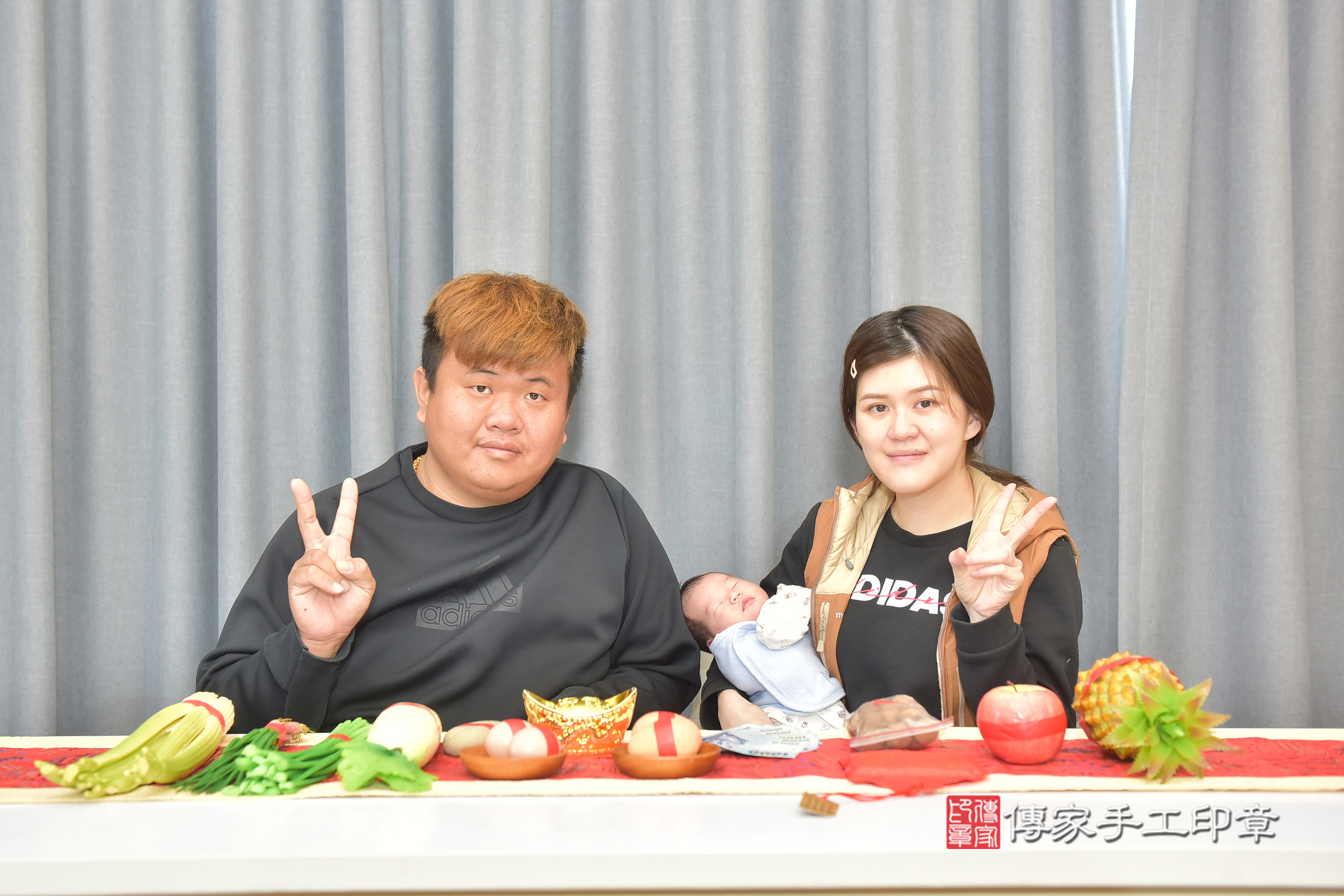 孟孟寶寶(台中市南區到府嬰兒孟孟寶寶滿月剃頭理髮、到府嬰兒剃胎毛儀式吉祥話)。到府剃頭剃胎毛主持、專業拍照、證書。★購買「臍帶章、肚臍章、胎毛筆刷印章」贈送：剃頭、收涎、抓周，三選一。2025.3.19，照片2