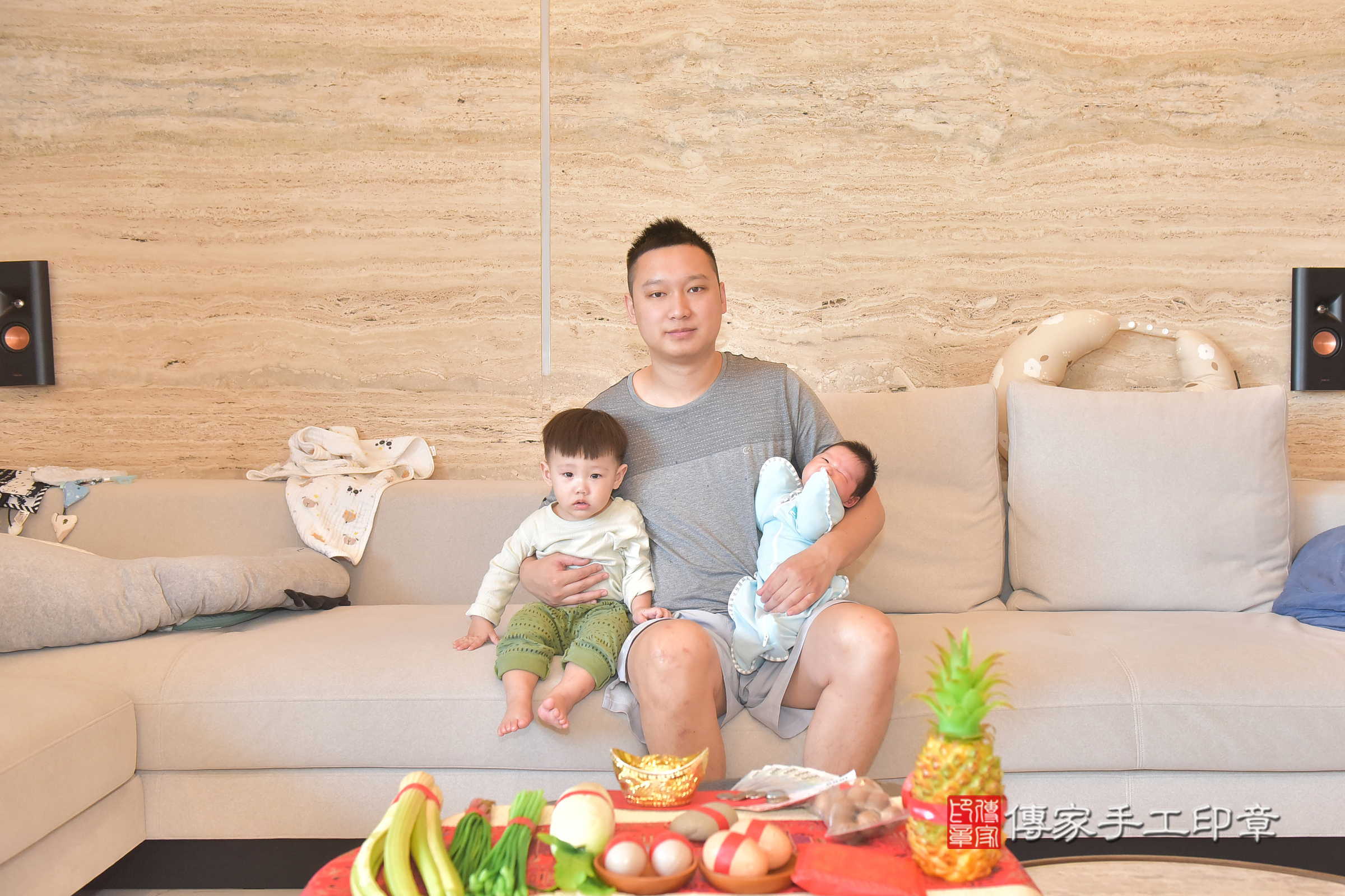 小宇寶寶(台中市北屯區到府嬰兒小宇寶寶滿月剃頭理髮、到府嬰兒剃胎毛儀式吉祥話)。到府剃頭剃胎毛主持、專業拍照、證書。★購買「臍帶章、肚臍章、胎毛筆刷印章」贈送：剃頭、收涎、抓周，三選一。2025.3.20，照片7