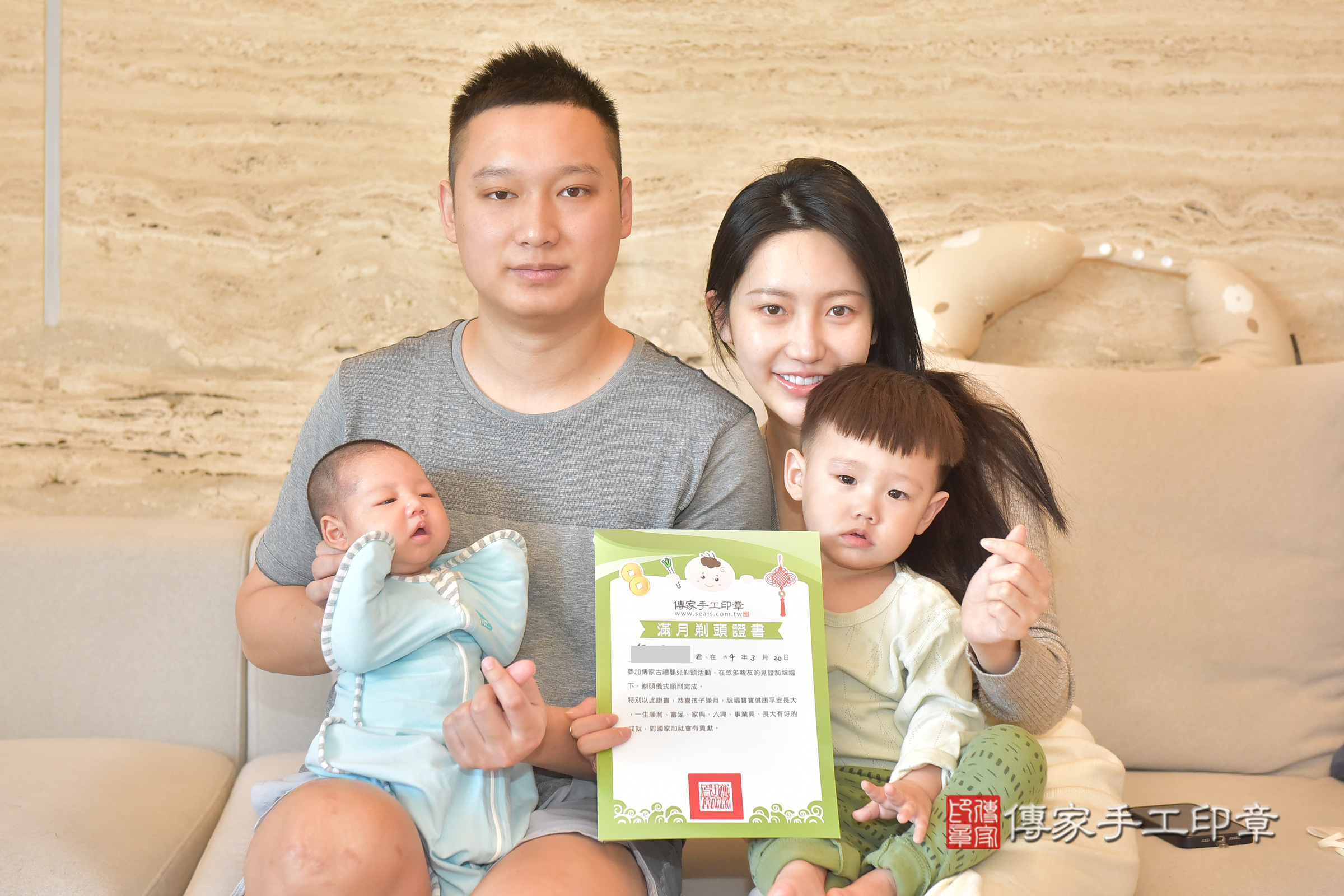 小宇寶寶(台中市北屯區到府嬰兒小宇寶寶滿月剃頭理髮、到府嬰兒剃胎毛儀式吉祥話)。到府剃頭剃胎毛主持、專業拍照、證書。★購買「臍帶章、肚臍章、胎毛筆刷印章」贈送：剃頭、收涎、抓周，三選一。2025.3.20，照片9