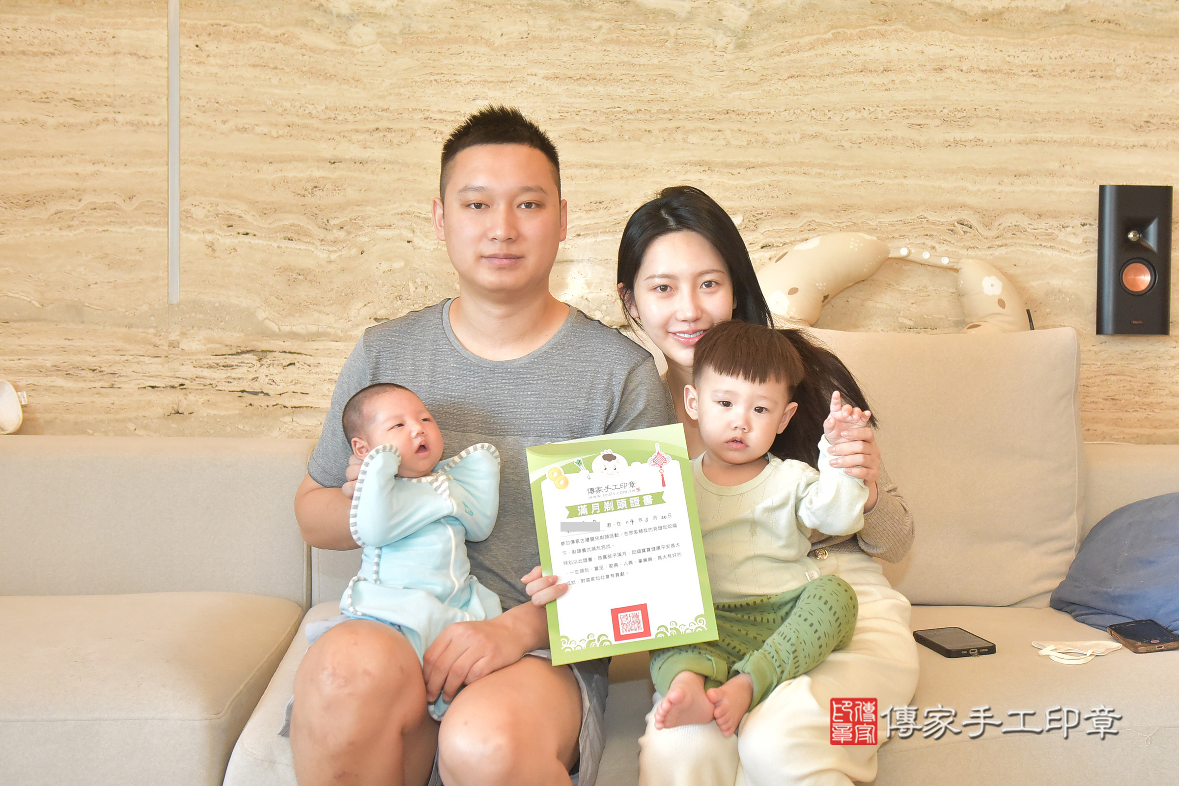 小宇寶寶(台中市北屯區到府嬰兒小宇寶寶滿月剃頭理髮、到府嬰兒剃胎毛儀式吉祥話)。到府剃頭剃胎毛主持、專業拍照、證書。★購買「臍帶章、肚臍章、胎毛筆刷印章」贈送：剃頭、收涎、抓周，三選一。2025.3.20，照片8