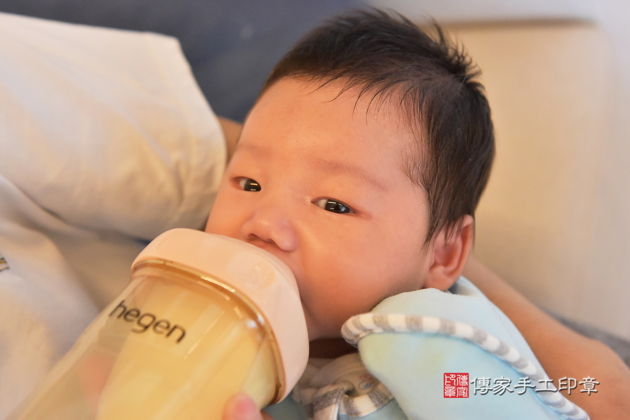 小宇寶寶(台中市北屯區到府嬰兒小宇寶寶滿月剃頭理髮、到府嬰兒剃胎毛儀式吉祥話)。到府剃頭剃胎毛主持、專業拍照、證書。★購買「臍帶章、肚臍章、胎毛筆刷印章」贈送：剃頭、收涎、抓周，三選一。2025.3.20，照片3