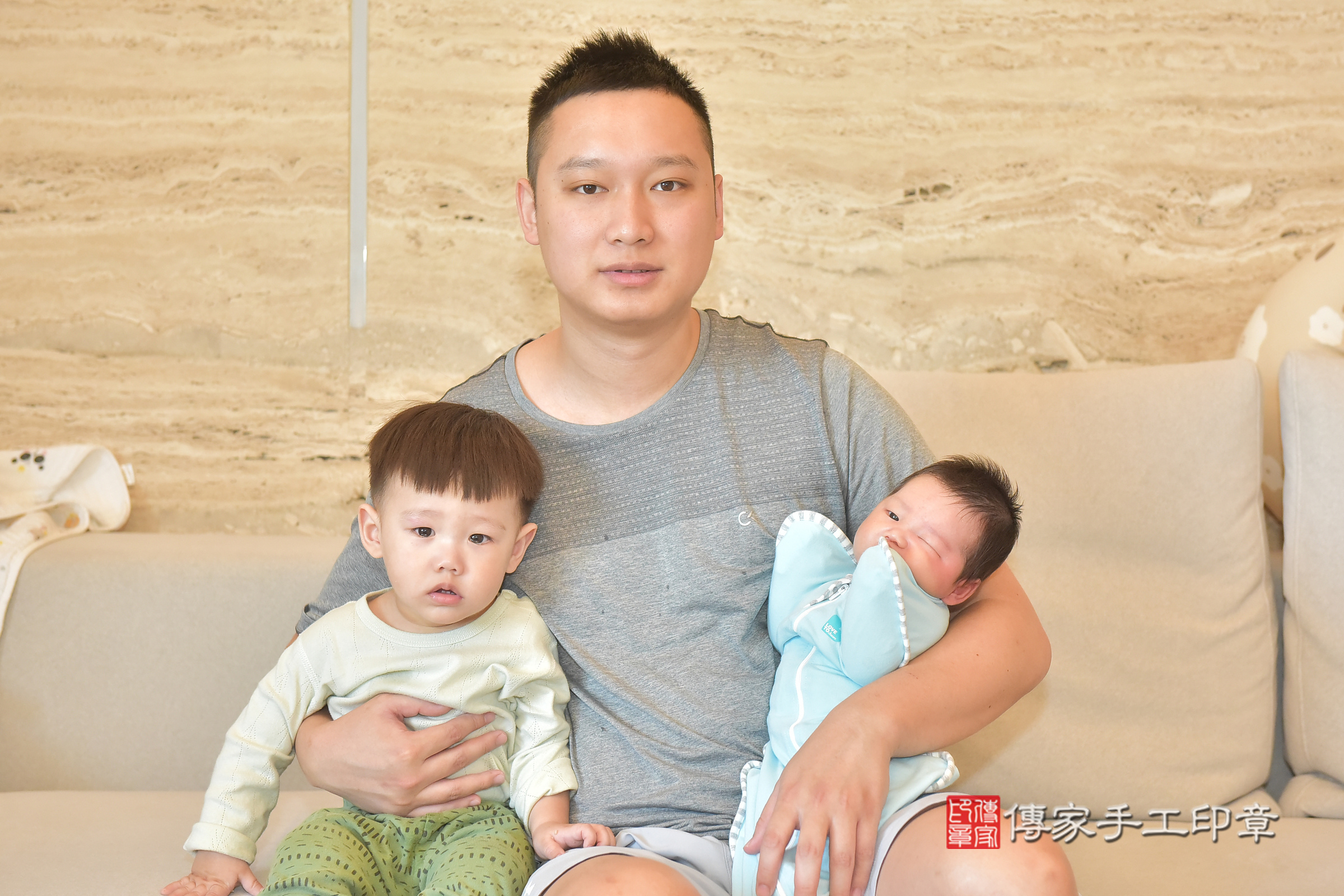 小宇寶寶(台中市北屯區到府嬰兒小宇寶寶滿月剃頭理髮、到府嬰兒剃胎毛儀式吉祥話)。到府剃頭剃胎毛主持、專業拍照、證書。★購買「臍帶章、肚臍章、胎毛筆刷印章」贈送：剃頭、收涎、抓周，三選一。2025.3.20，照片4