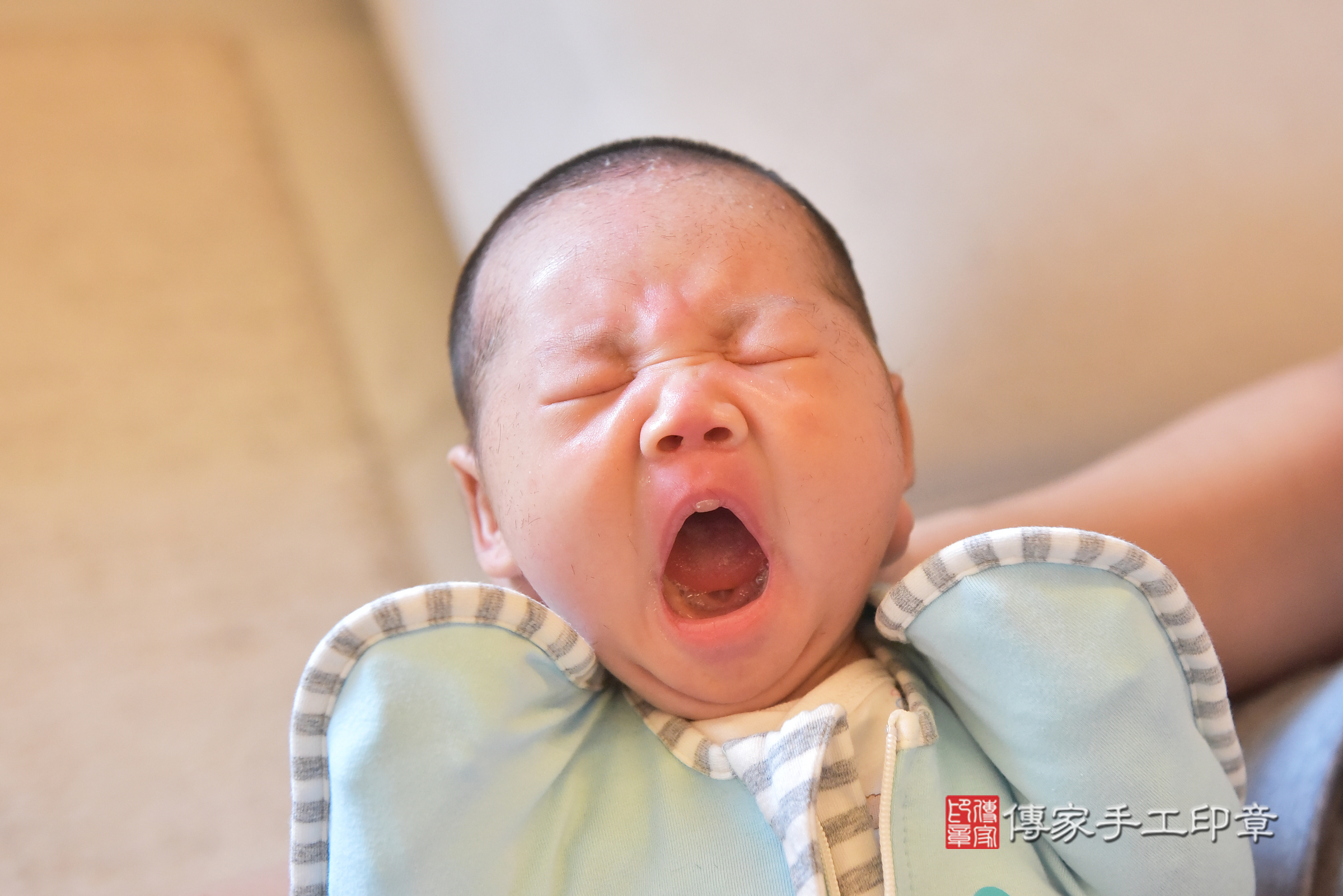 小宇寶寶(台中市北屯區到府嬰兒小宇寶寶滿月剃頭理髮、到府嬰兒剃胎毛儀式吉祥話)。到府剃頭剃胎毛主持、專業拍照、證書。★購買「臍帶章、肚臍章、胎毛筆刷印章」贈送：剃頭、收涎、抓周，三選一。2025.3.20，照片2