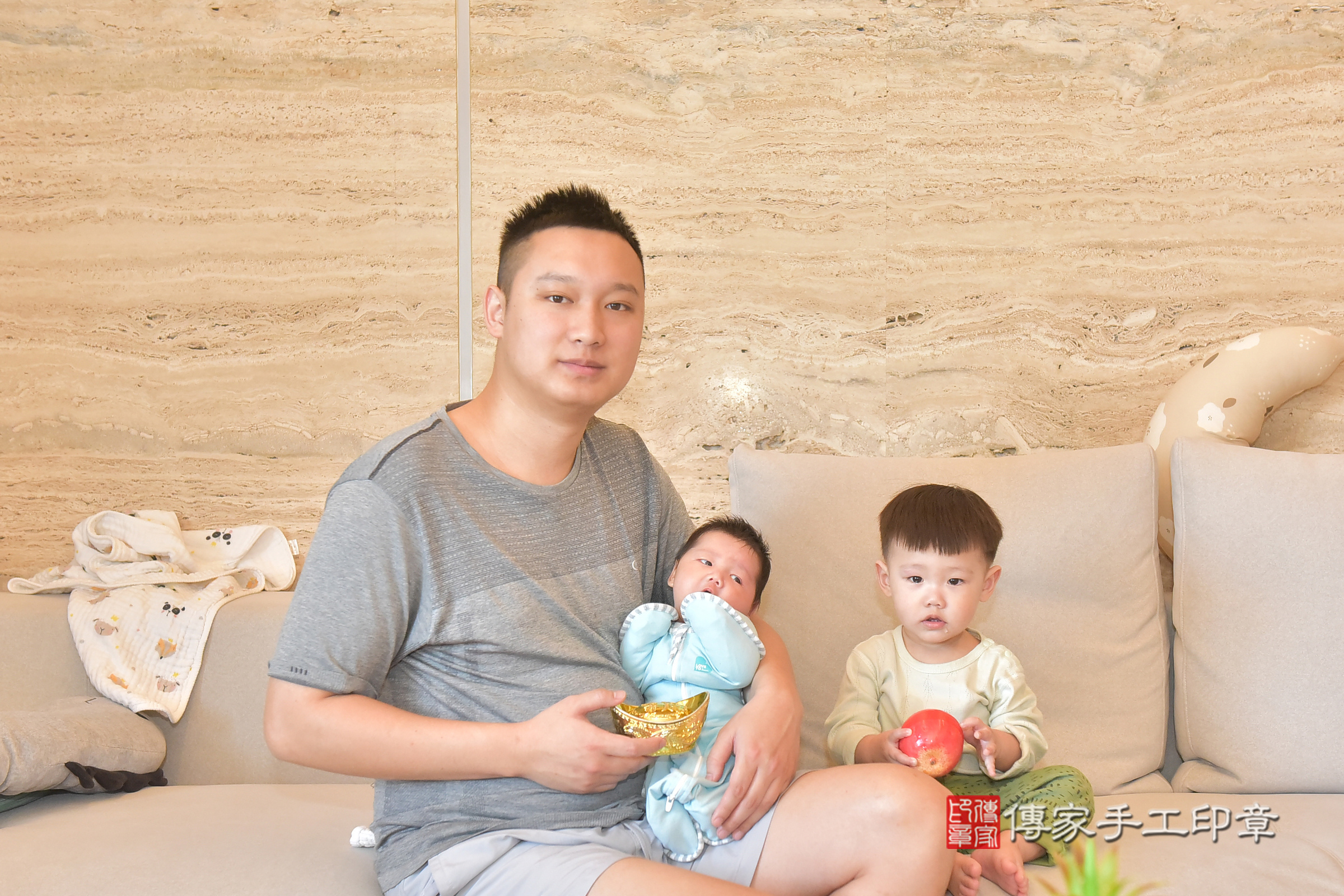 小宇寶寶(台中市北屯區到府嬰兒小宇寶寶滿月剃頭理髮、到府嬰兒剃胎毛儀式吉祥話)。到府剃頭剃胎毛主持、專業拍照、證書。★購買「臍帶章、肚臍章、胎毛筆刷印章」贈送：剃頭、收涎、抓周，三選一。2025.3.20，照片6