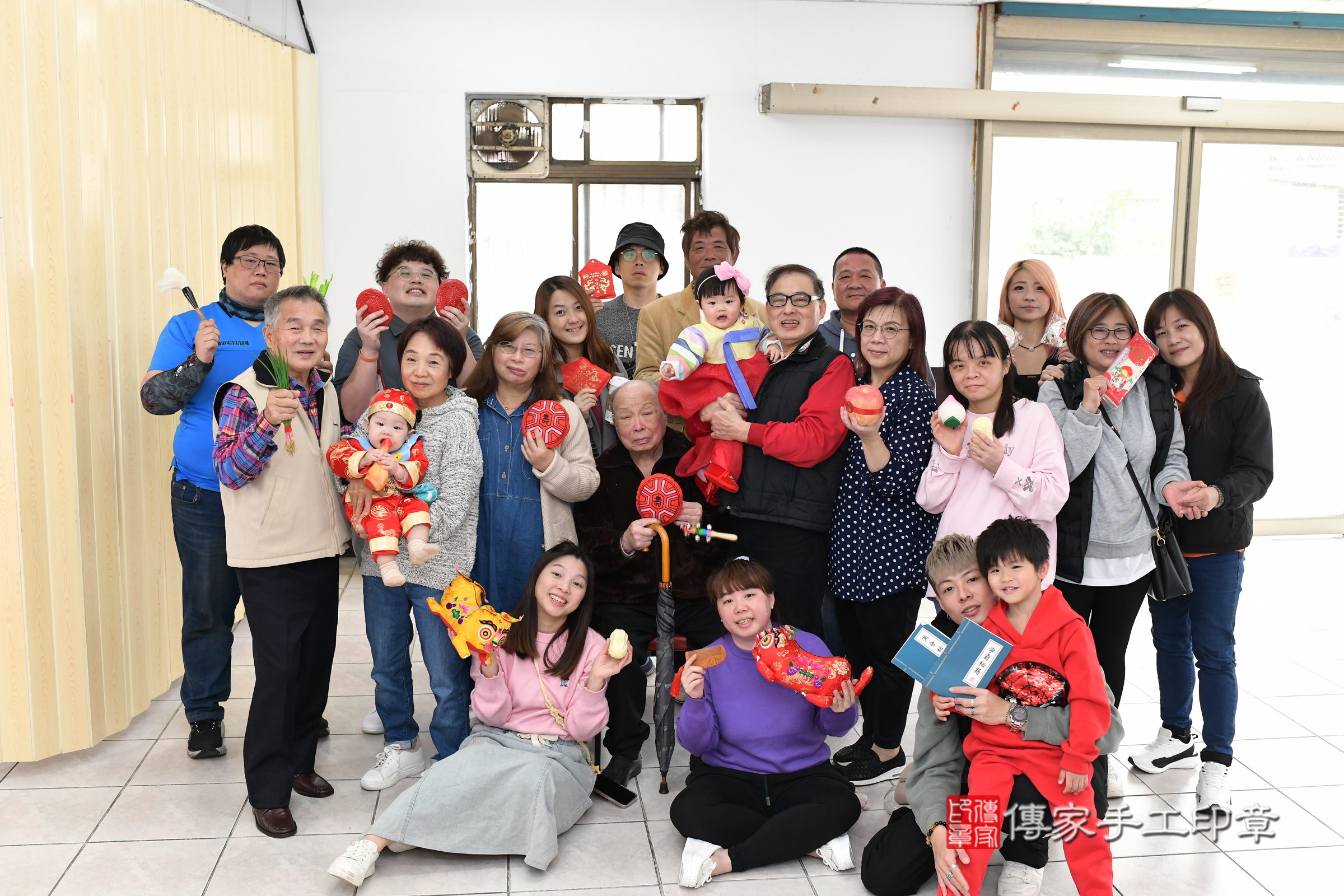 新北市永和區希希寶寶和達達寶寶抓周推薦：傳家新北店到府抓周，嬰兒古禮抓周流程儀式吉祥話、抓周道具物品24種、拍照。抓周證書。2025.4.3，照片20
