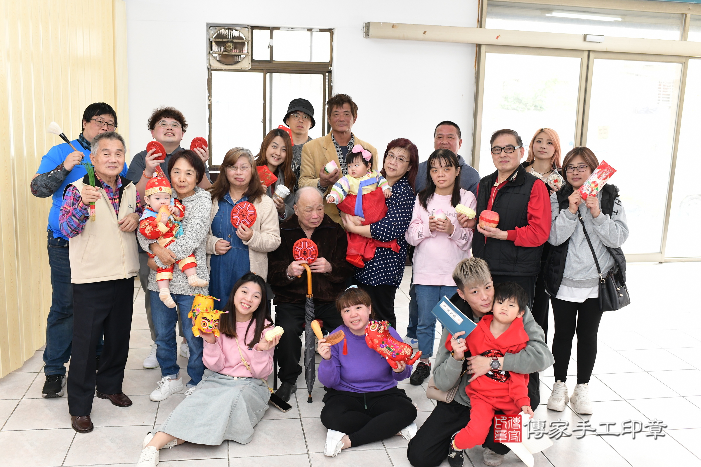 新北市永和區希希寶寶和達達寶寶抓周推薦：傳家新北店到府抓周，嬰兒古禮抓周流程儀式吉祥話、抓周道具物品24種、拍照。抓周證書。2025.4.3，照片19