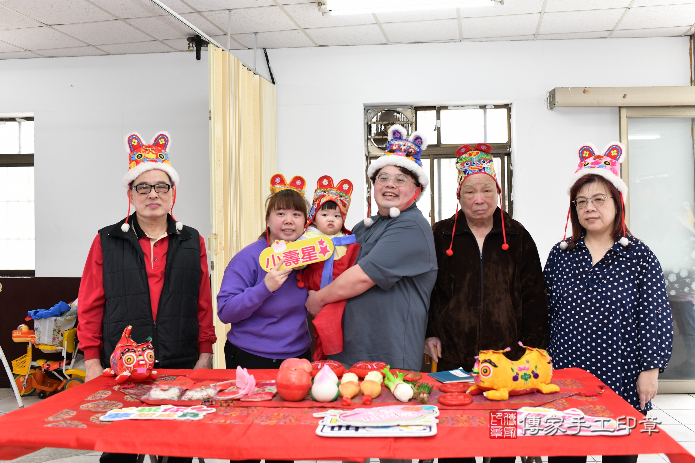 新北市永和區希希寶寶和達達寶寶抓周推薦：傳家新北店到府抓周，嬰兒古禮抓周流程儀式吉祥話、抓周道具物品24種、拍照。抓周證書。2025.4.3，照片5