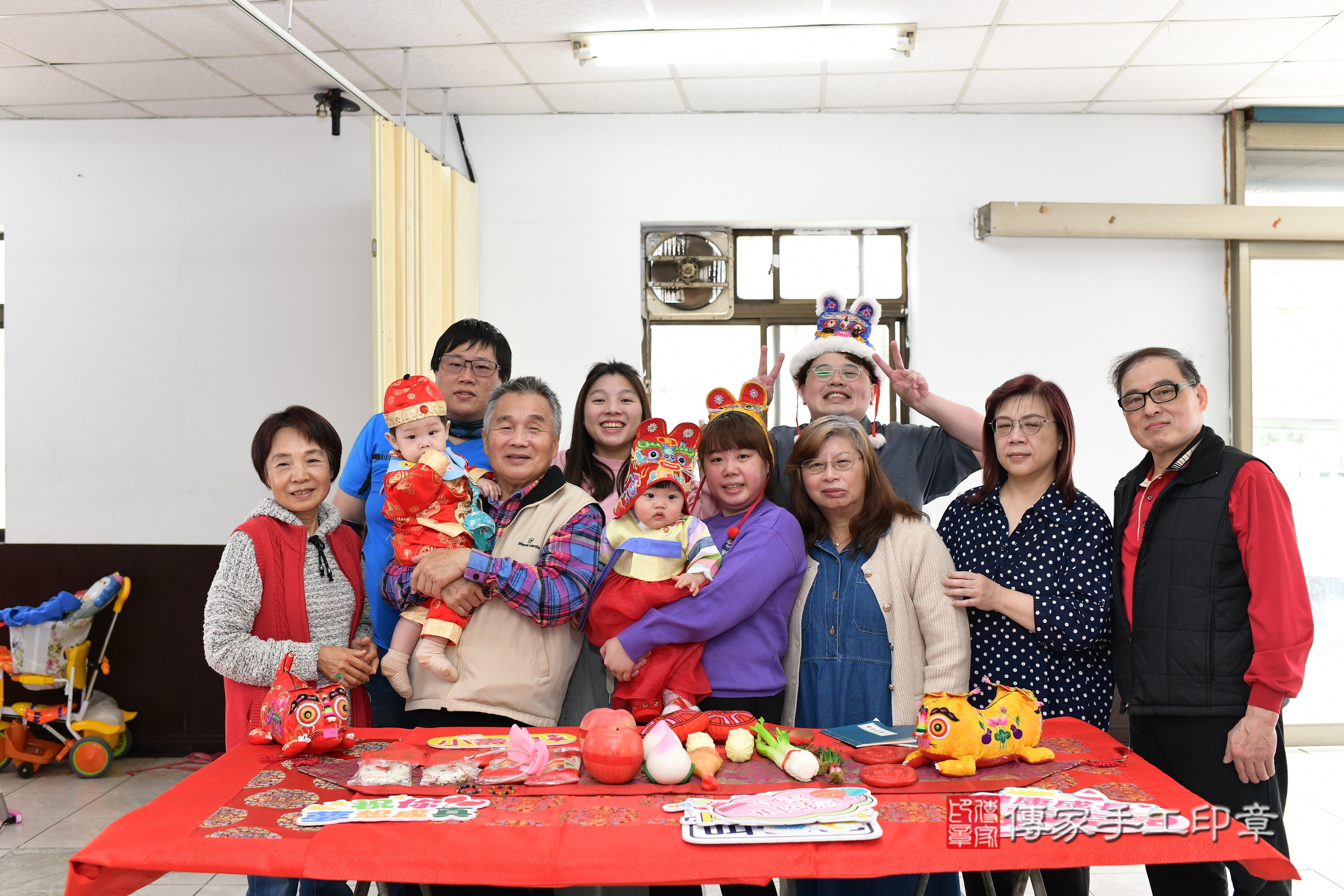 新北市永和區希希寶寶和達達寶寶抓周推薦：傳家新北店到府抓周，嬰兒古禮抓周流程儀式吉祥話、抓周道具物品24種、拍照。抓周證書。2025.4.3，照片10