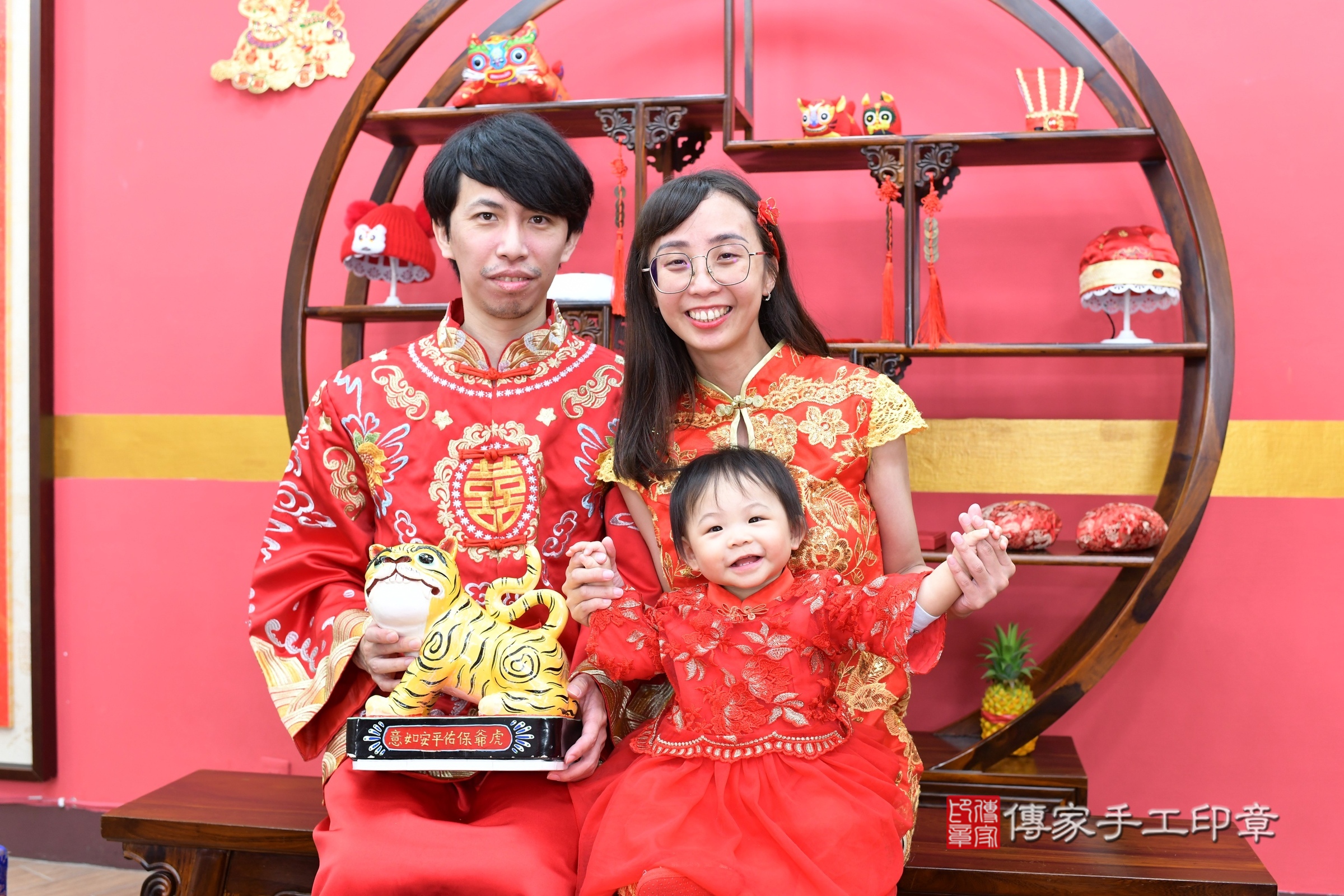 新北市永和區芯芯寶寶抓周推薦：傳家新北店抓周度脺中國風會場，嬰兒古禮抓周流程儀式吉祥話、抓周道具物品24種、拍照。抓周證書。2025.4.6，照片14
