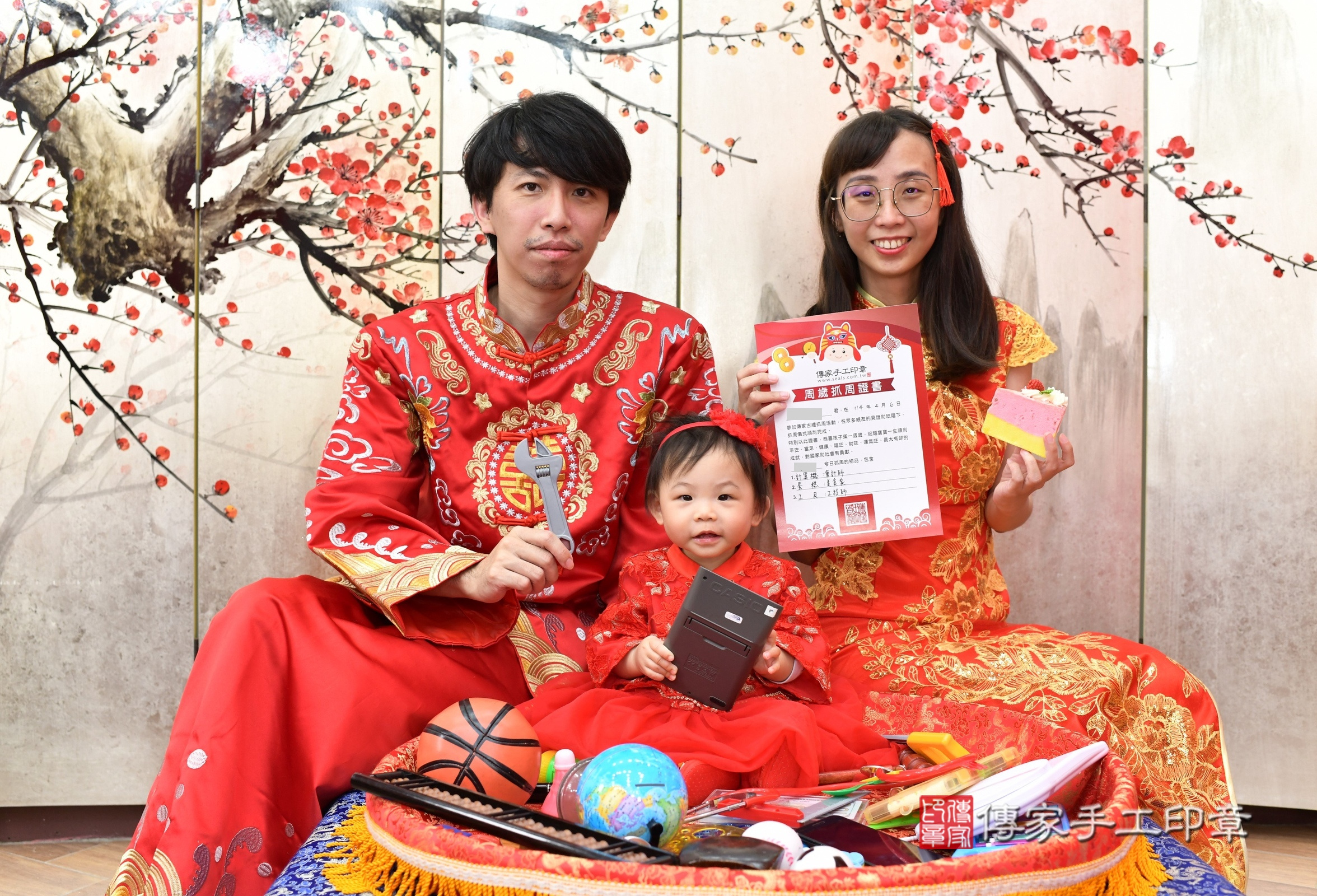 新北市永和區芯芯寶寶抓周推薦：傳家新北店抓周度脺中國風會場，嬰兒古禮抓周流程儀式吉祥話、抓周道具物品24種、拍照。抓周證書。2025.4.6，照片17