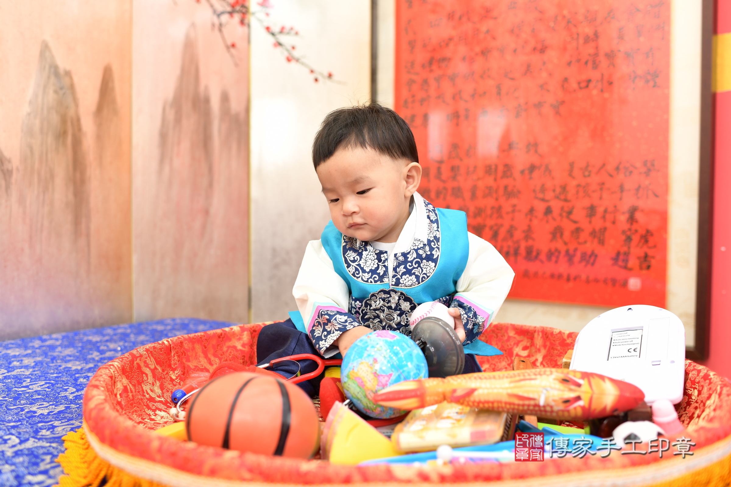新北市永和區銓銓寶寶抓周推薦：傳家新北店抓周度脺中國風會場，嬰兒古禮抓周流程儀式吉祥話、抓周道具物品24種、拍照。抓周證書。2025.4.7，照片7