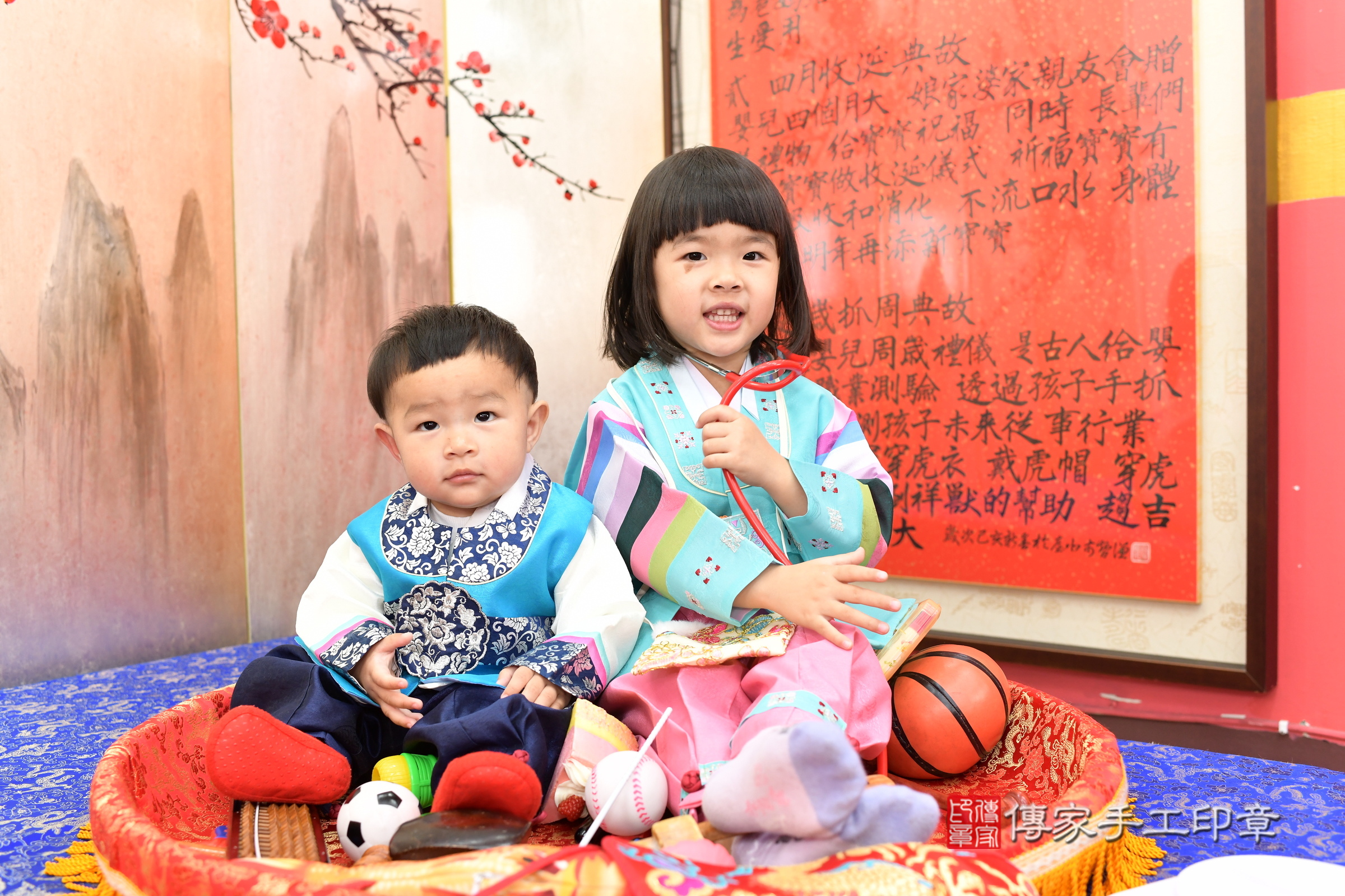 新北市永和區銓銓寶寶抓周推薦：傳家新北店抓周度脺中國風會場，嬰兒古禮抓周流程儀式吉祥話、抓周道具物品24種、拍照。抓周證書。2025.4.7，照片4