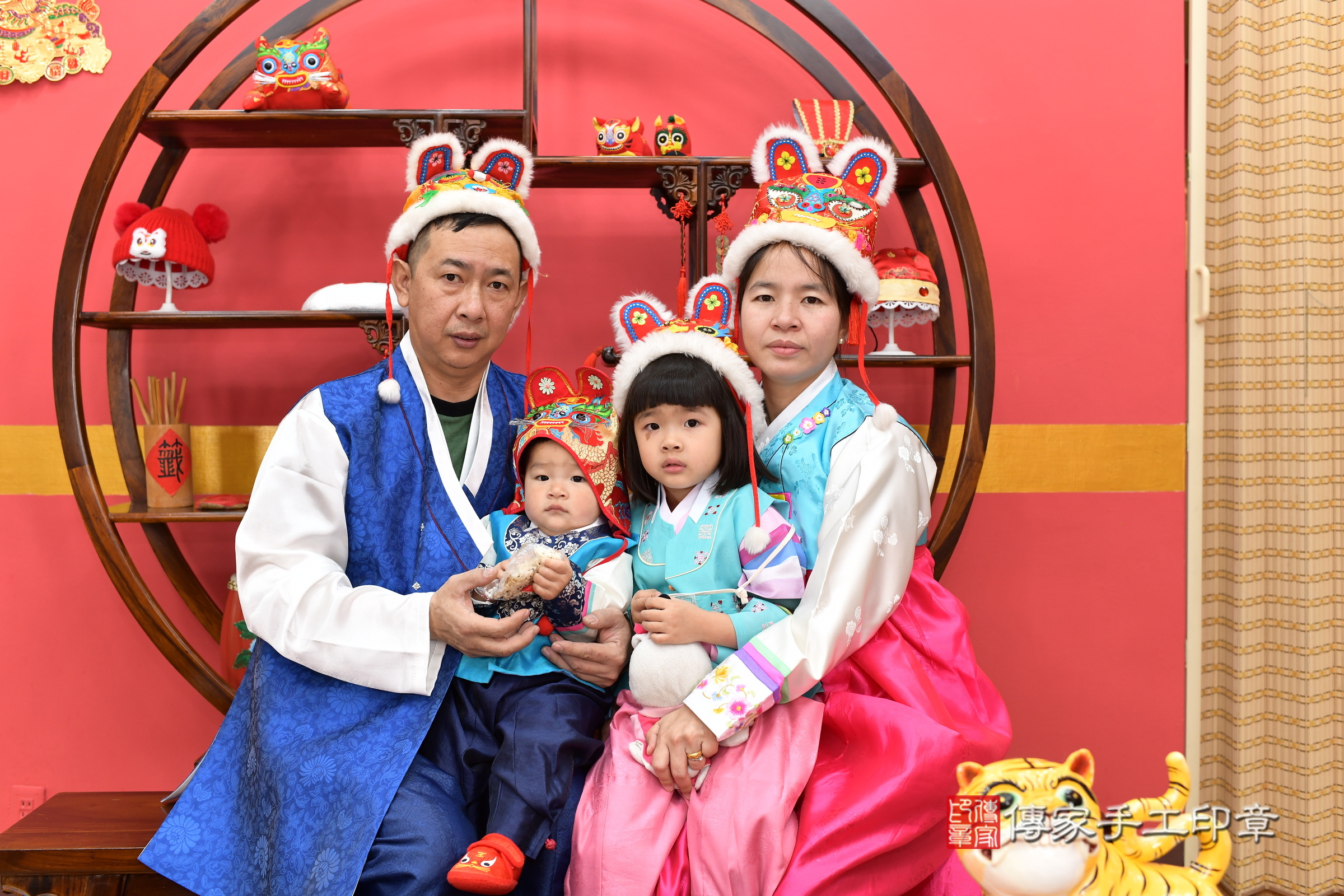 新北市永和區銓銓寶寶抓周推薦：傳家新北店抓周度脺中國風會場，嬰兒古禮抓周流程儀式吉祥話、抓周道具物品24種、拍照。抓周證書。2025.4.7，照片2