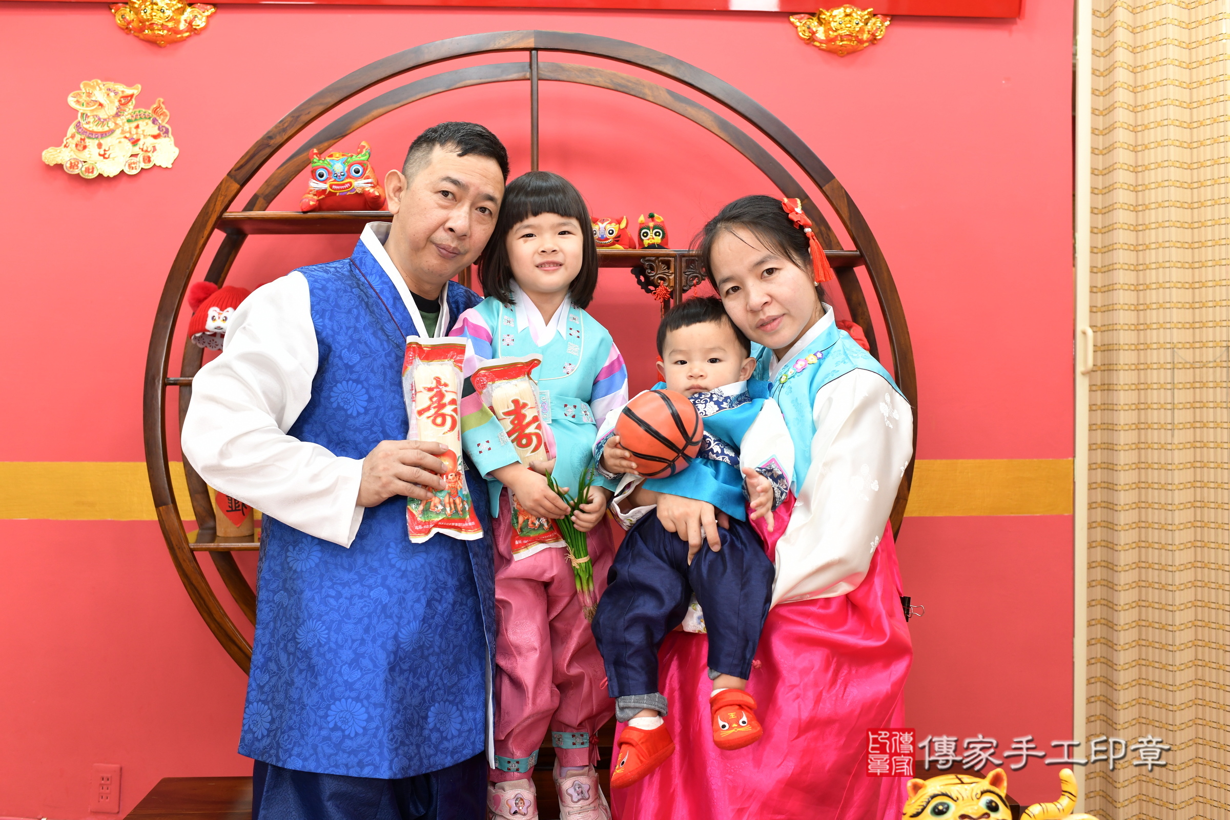 新北市永和區銓銓寶寶抓周推薦：傳家新北店抓周度脺中國風會場，嬰兒古禮抓周流程儀式吉祥話、抓周道具物品24種、拍照。抓周證書。2025.4.7，照片9