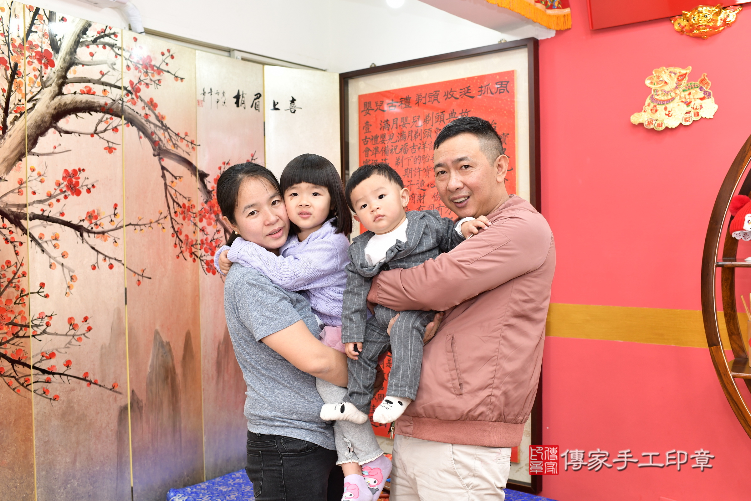 新北市永和區銓銓寶寶抓周推薦：傳家新北店抓周度脺中國風會場，嬰兒古禮抓周流程儀式吉祥話、抓周道具物品24種、拍照。抓周證書。2025.4.7，照片11