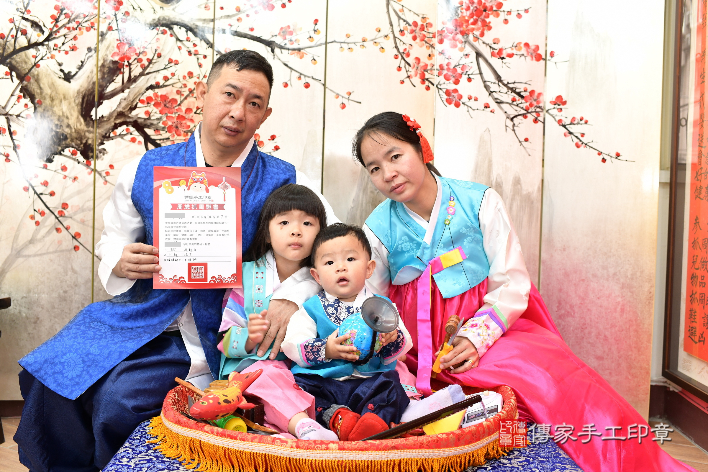 新北市永和區銓銓寶寶抓周推薦：傳家新北店抓周度脺中國風會場，嬰兒古禮抓周流程儀式吉祥話、抓周道具物品24種、拍照。抓周證書。2025.4.7，照片10