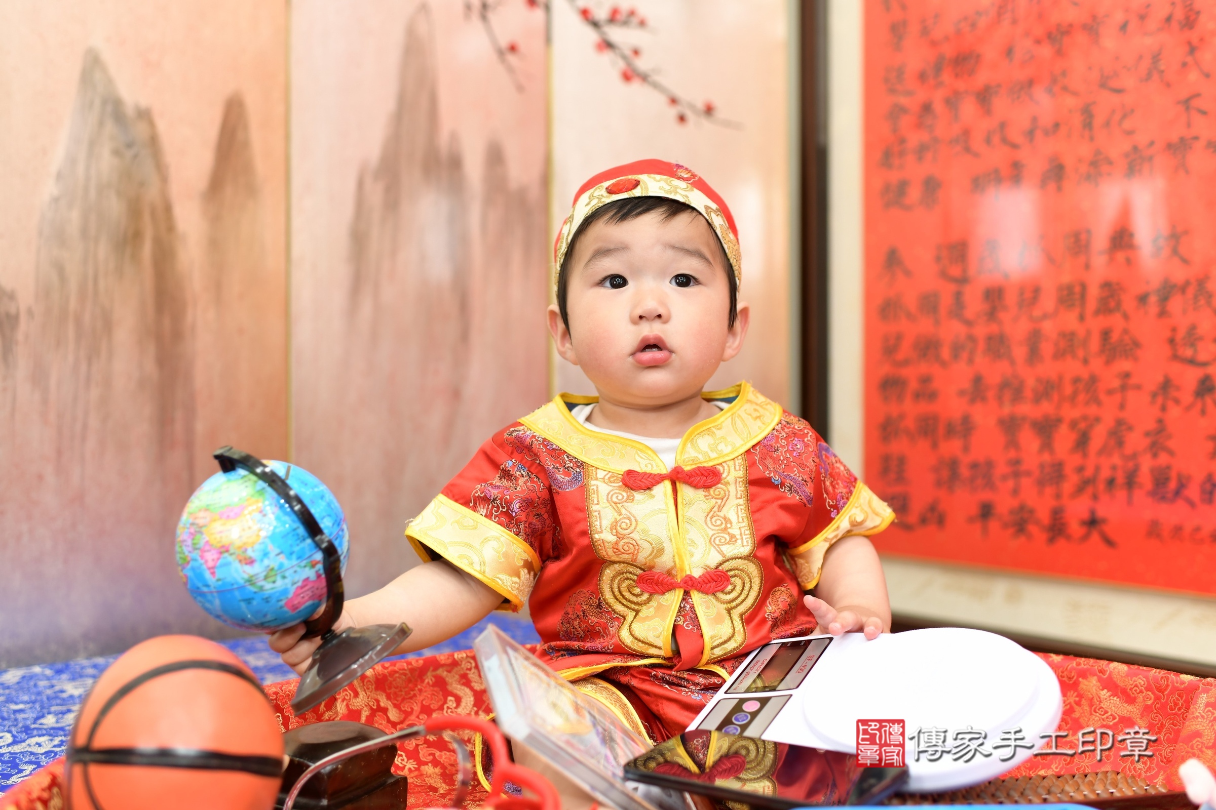 新北市永和區辰辰寶寶抓周推薦：傳家新北店抓周度脺中國風會場，嬰兒古禮抓周流程儀式吉祥話、抓周道具物品24種、拍照。抓周證書。2025.4.11，照片5