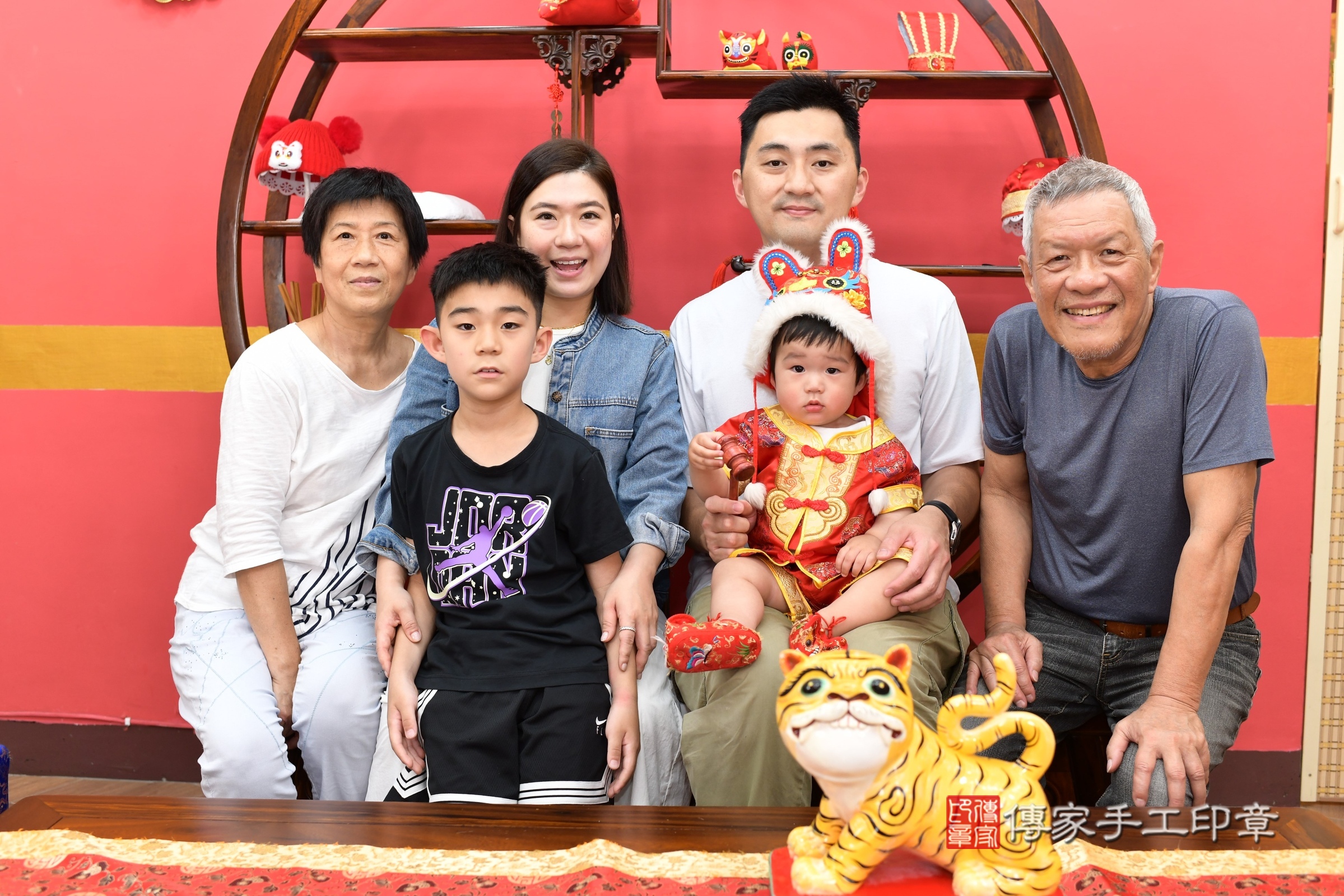 新北市永和區辰辰寶寶抓周推薦：傳家新北店抓周度脺中國風會場，嬰兒古禮抓周流程儀式吉祥話、抓周道具物品24種、拍照。抓周證書。2025.4.11，照片12