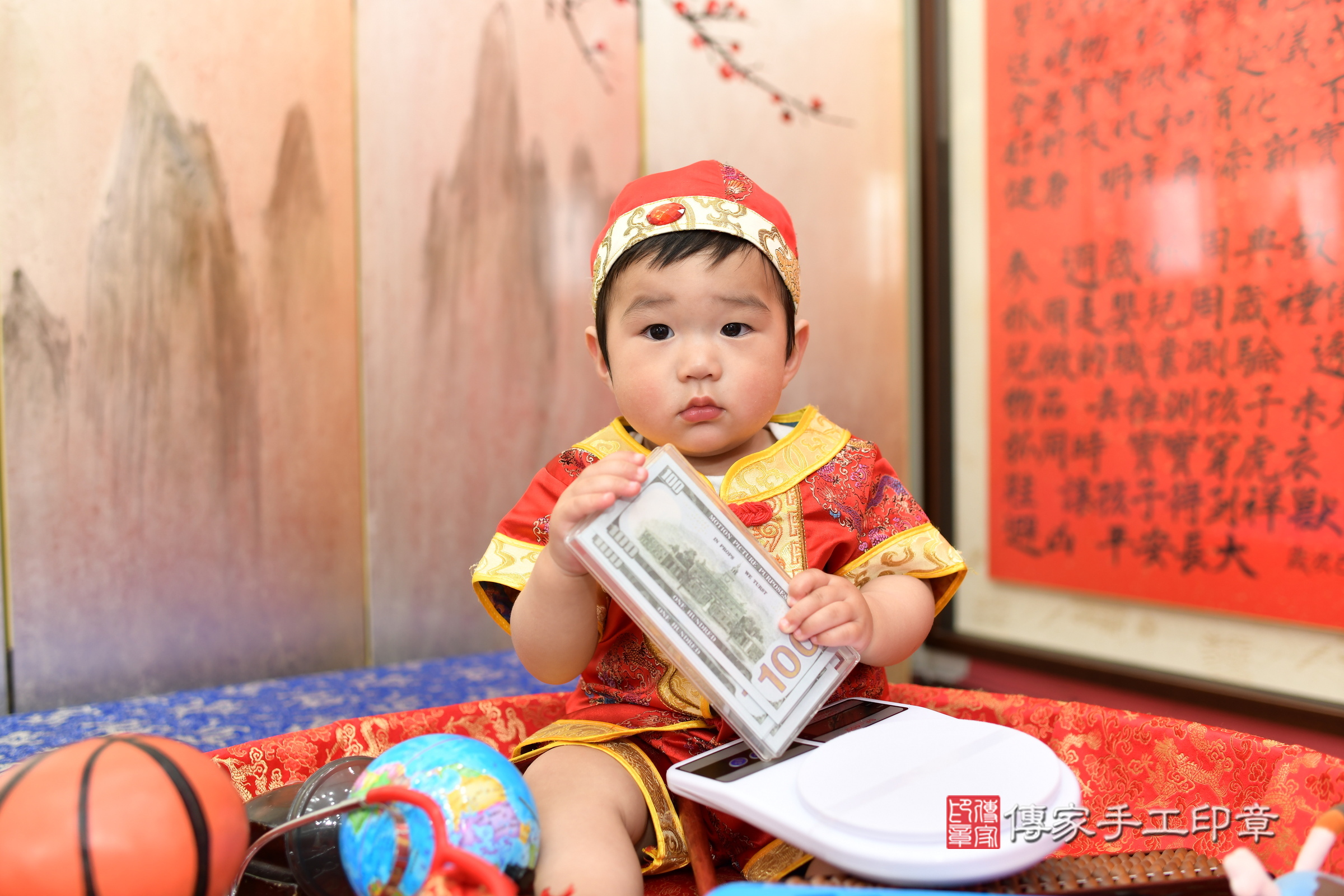 新北市永和區辰辰寶寶抓周推薦：傳家新北店抓周度脺中國風會場，嬰兒古禮抓周流程儀式吉祥話、抓周道具物品24種、拍照。抓周證書。2025.4.11，照片7