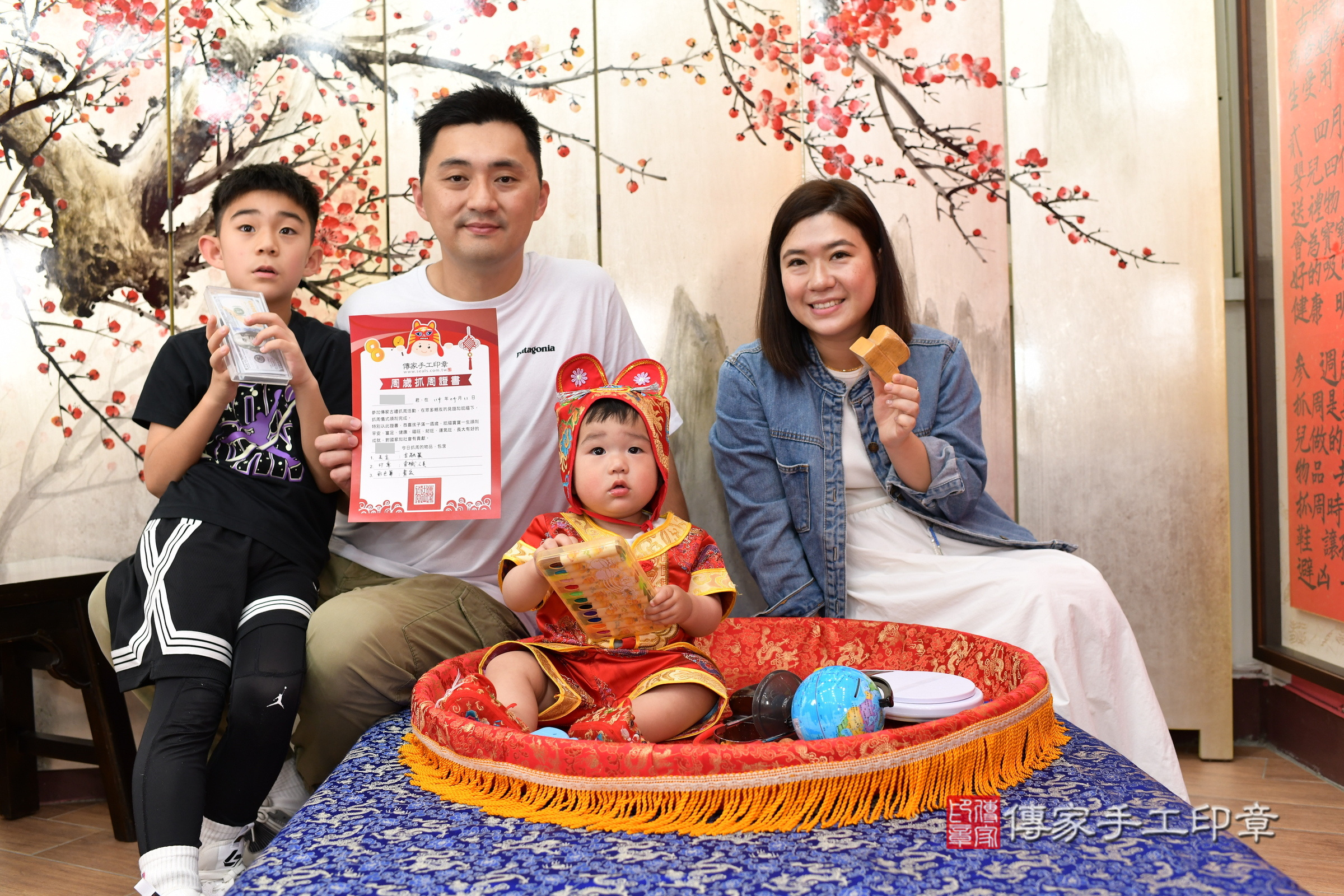 新北市永和區辰辰寶寶抓周推薦：傳家新北店抓周度脺中國風會場，嬰兒古禮抓周流程儀式吉祥話、抓周道具物品24種、拍照。抓周證書。2025.4.11，照片17