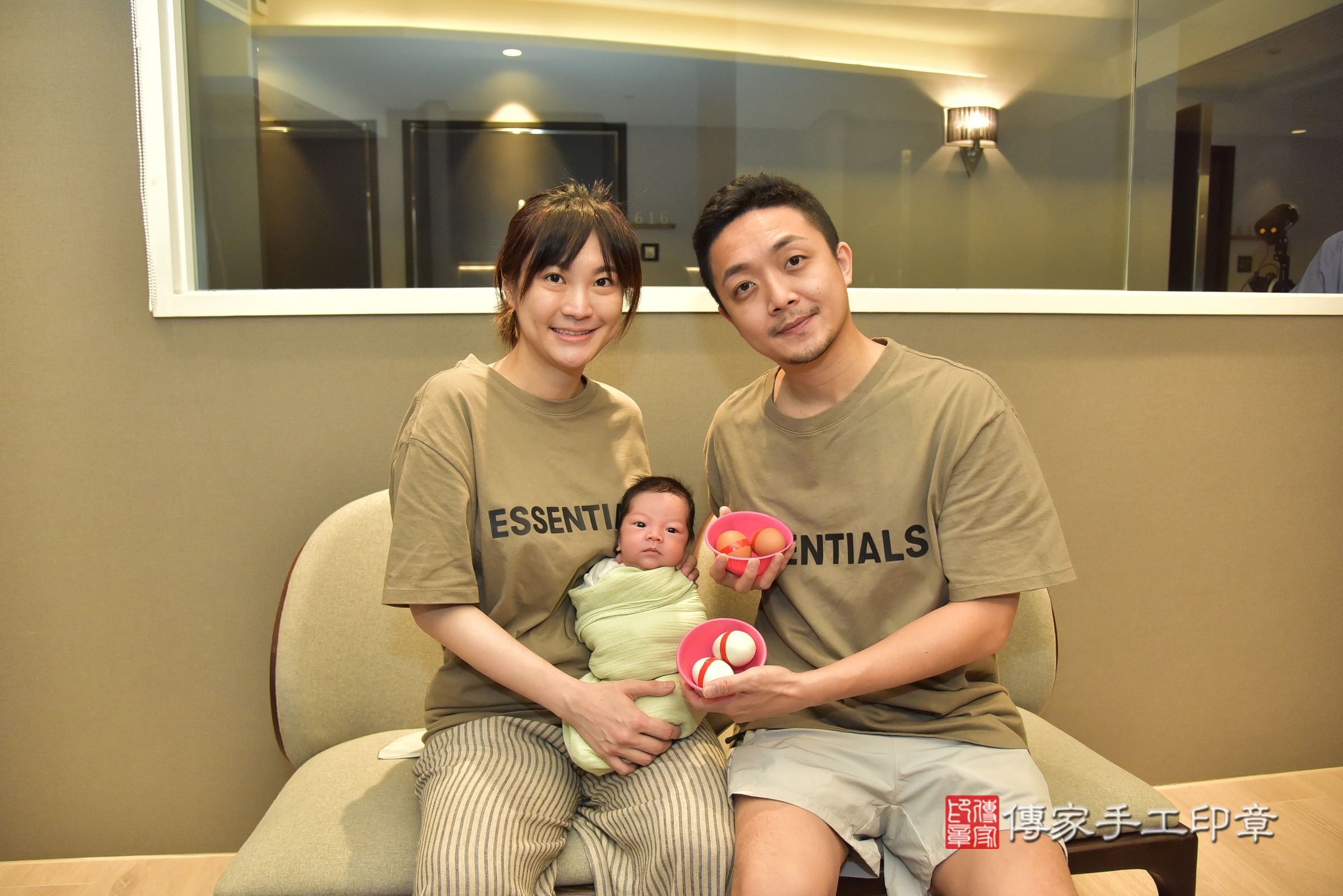小司寶寶(台北市松山區到府嬰兒小司寶寶滿月剃頭理髮、到府嬰兒剃胎毛儀式吉祥話)。到府剃頭剃胎毛主持、專業拍照、證書。★購買「臍帶章、肚臍章、胎毛筆刷印章」贈送：剃頭、收涎、抓周，三選一。2025.4.1，照片3