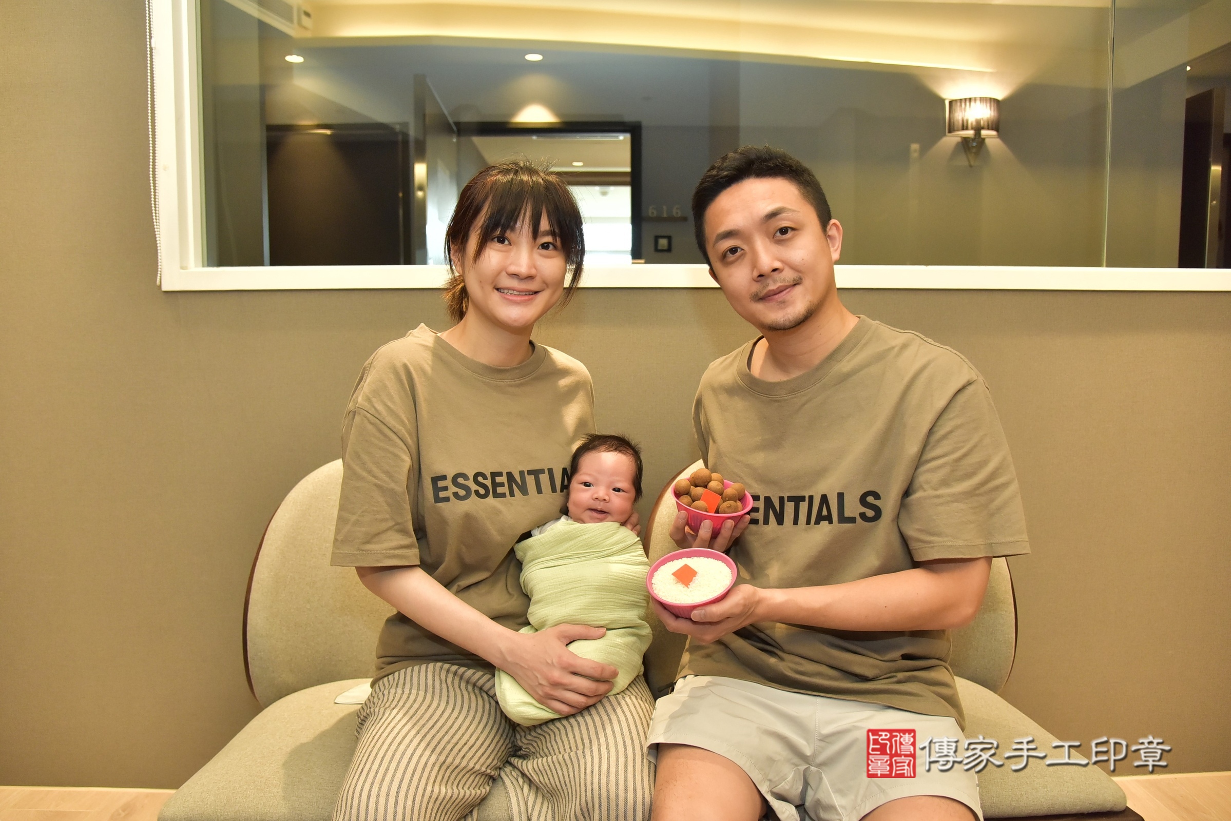 小司寶寶(台北市松山區到府嬰兒小司寶寶滿月剃頭理髮、到府嬰兒剃胎毛儀式吉祥話)。到府剃頭剃胎毛主持、專業拍照、證書。★購買「臍帶章、肚臍章、胎毛筆刷印章」贈送：剃頭、收涎、抓周，三選一。2025.4.1，照片4