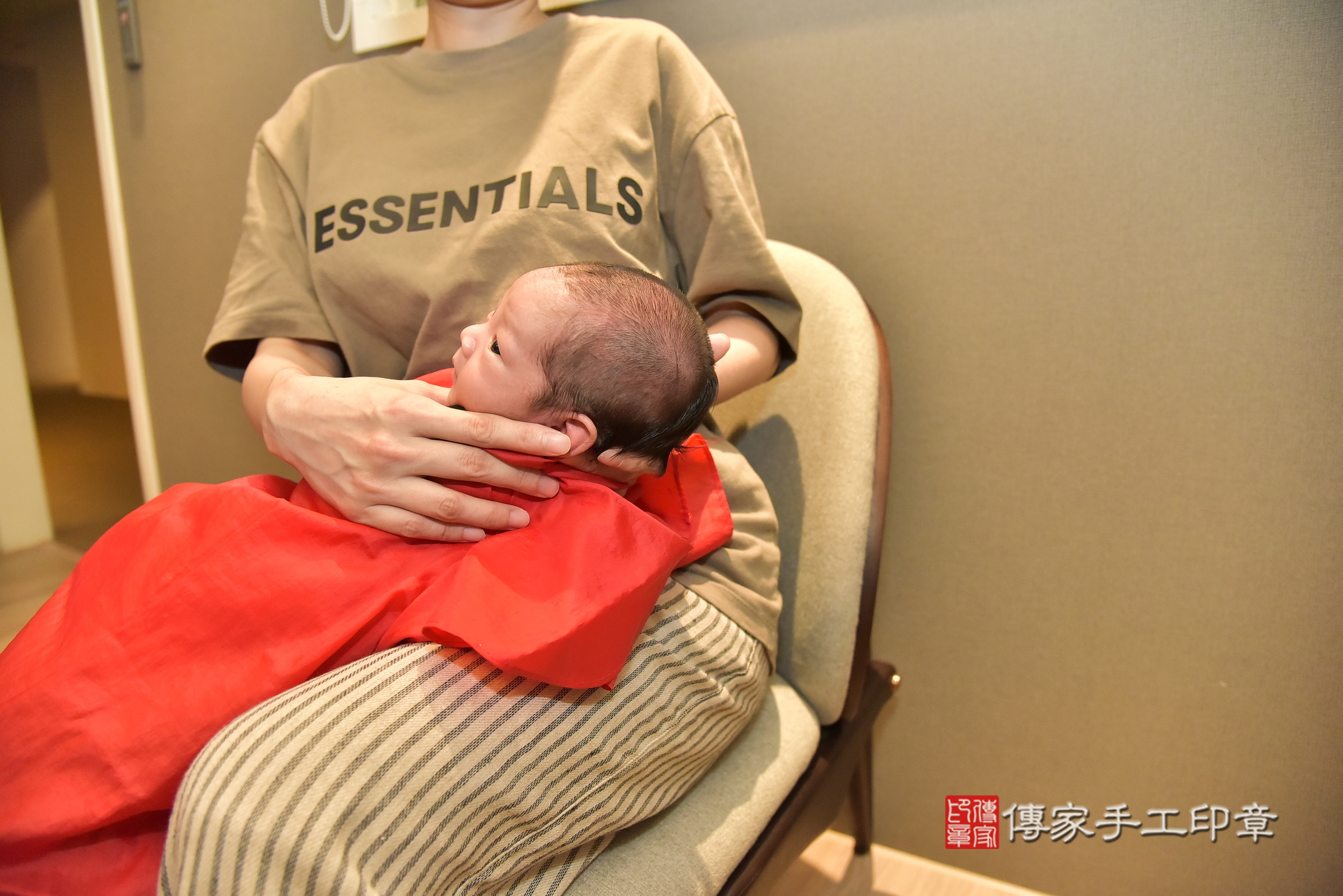 小司寶寶(台北市松山區到府嬰兒小司寶寶滿月剃頭理髮、到府嬰兒剃胎毛儀式吉祥話)。到府剃頭剃胎毛主持、專業拍照、證書。★購買「臍帶章、肚臍章、胎毛筆刷印章」贈送：剃頭、收涎、抓周，三選一。2025.4.1，照片11