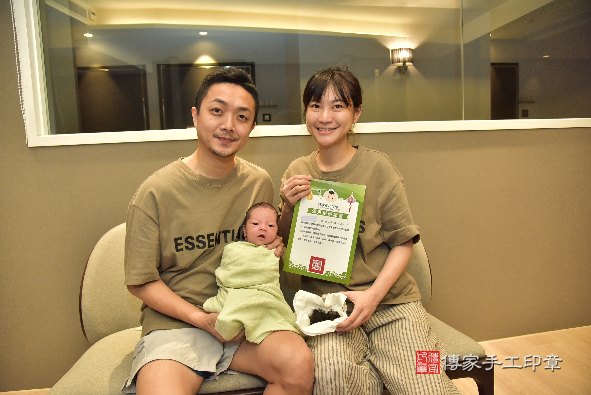 小司寶寶(台北市松山區到府嬰兒小司寶寶滿月剃頭理髮、到府嬰兒剃胎毛儀式吉祥話)。到府剃頭剃胎毛主持、專業拍照、證書。★購買「臍帶章、肚臍章、胎毛筆刷印章」贈送：剃頭、收涎、抓周，三選一。2025.4.1，照片13