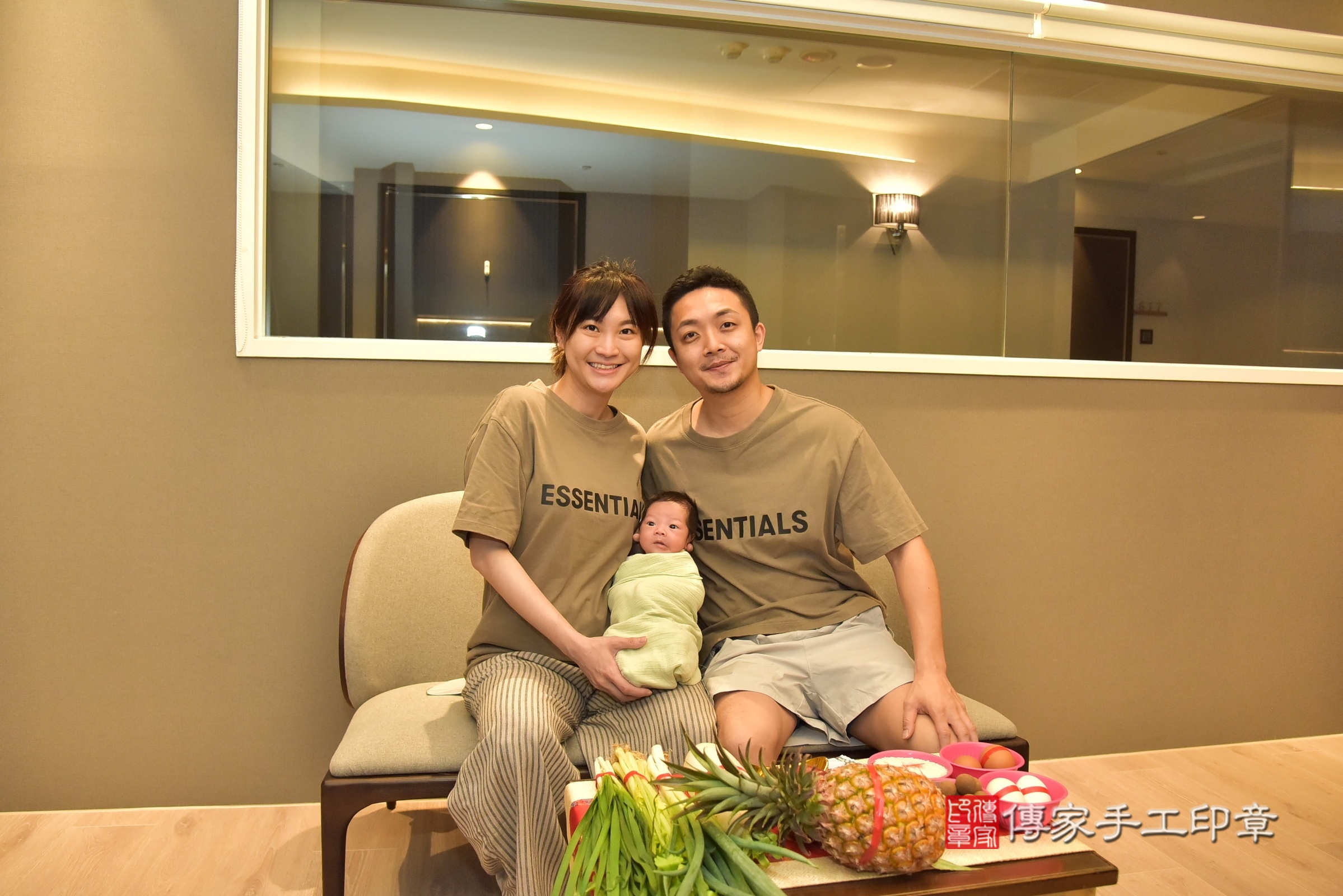 小司寶寶(台北市松山區到府嬰兒小司寶寶滿月剃頭理髮、到府嬰兒剃胎毛儀式吉祥話)。到府剃頭剃胎毛主持、專業拍照、證書。★購買「臍帶章、肚臍章、胎毛筆刷印章」贈送：剃頭、收涎、抓周，三選一。2025.4.1，照片2