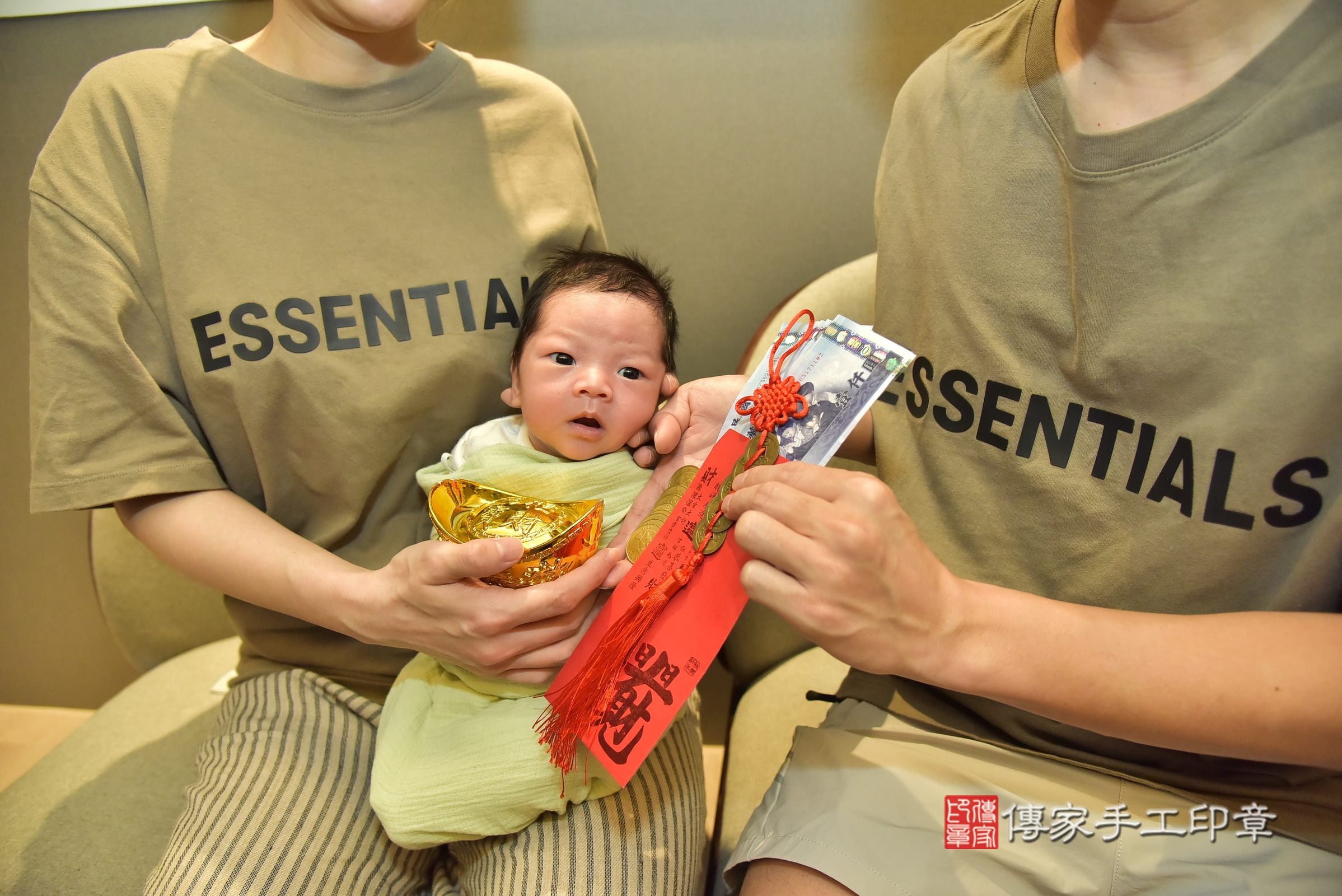 小司寶寶(台北市松山區到府嬰兒小司寶寶滿月剃頭理髮、到府嬰兒剃胎毛儀式吉祥話)。到府剃頭剃胎毛主持、專業拍照、證書。★購買「臍帶章、肚臍章、胎毛筆刷印章」贈送：剃頭、收涎、抓周，三選一。2025.4.1，照片8