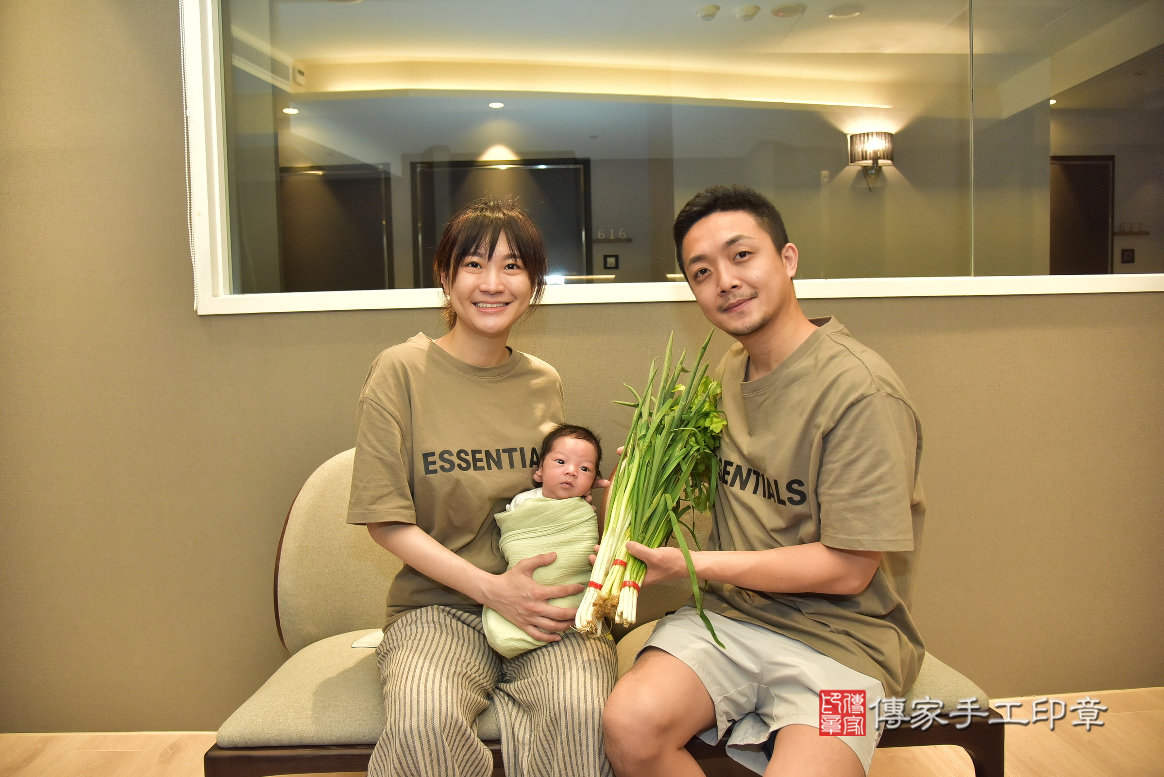 小司寶寶(台北市松山區到府嬰兒小司寶寶滿月剃頭理髮、到府嬰兒剃胎毛儀式吉祥話)。到府剃頭剃胎毛主持、專業拍照、證書。★購買「臍帶章、肚臍章、胎毛筆刷印章」贈送：剃頭、收涎、抓周，三選一。2025.4.1，照片6